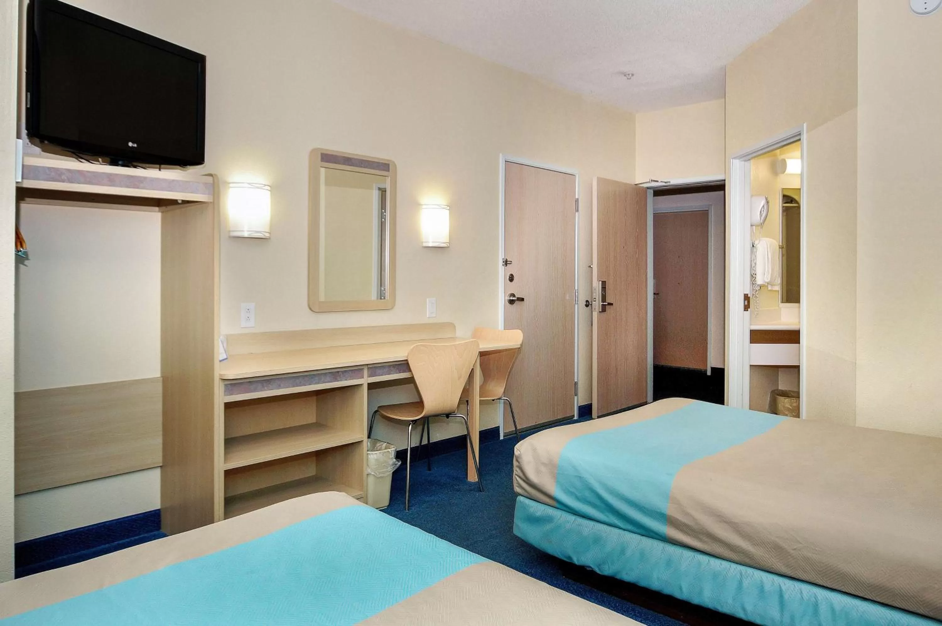 TV and multimedia, Bed in Motel 6-Peterborough, ON