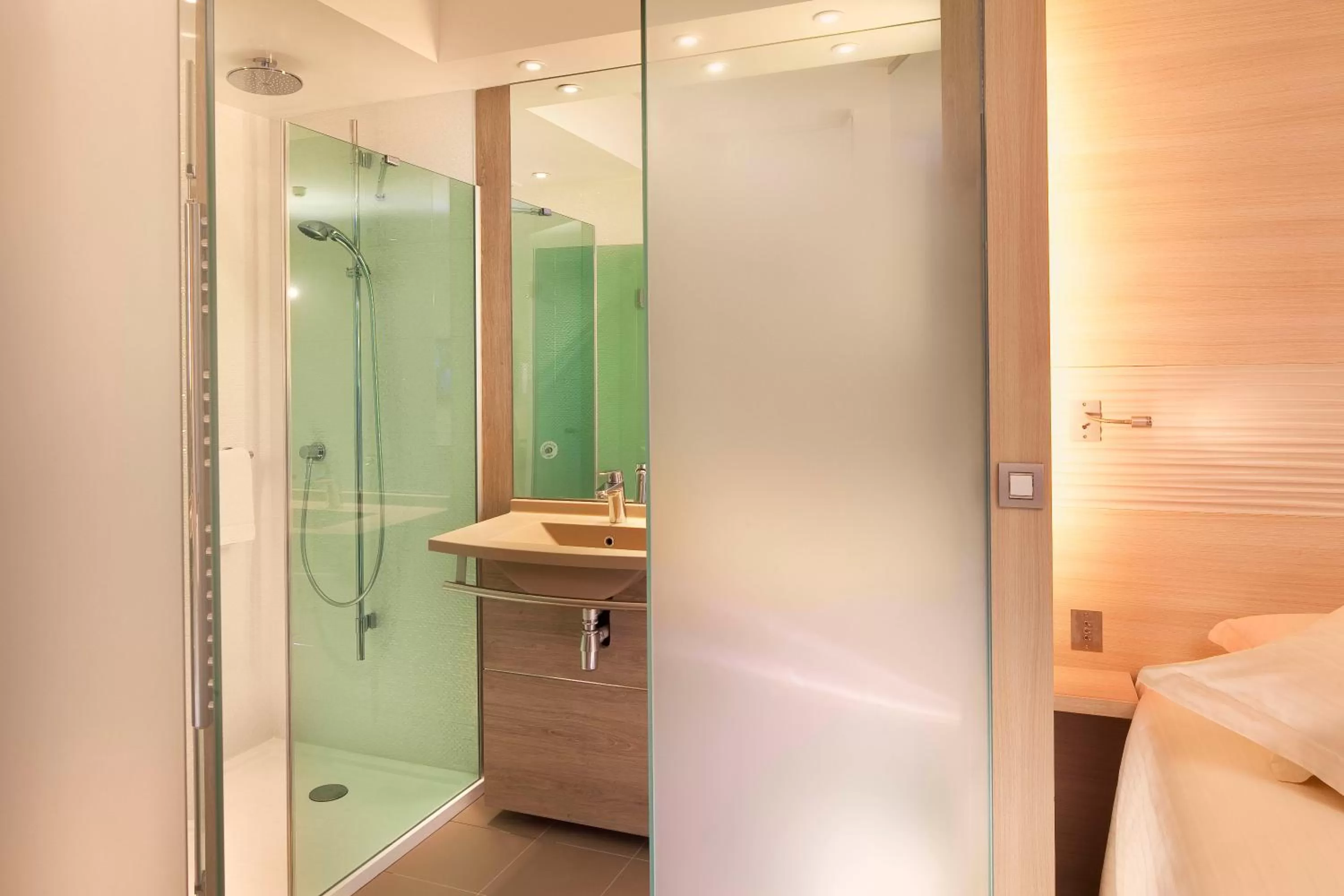 Bathroom in Hôtel & SPA Oceania L'Univers Tours