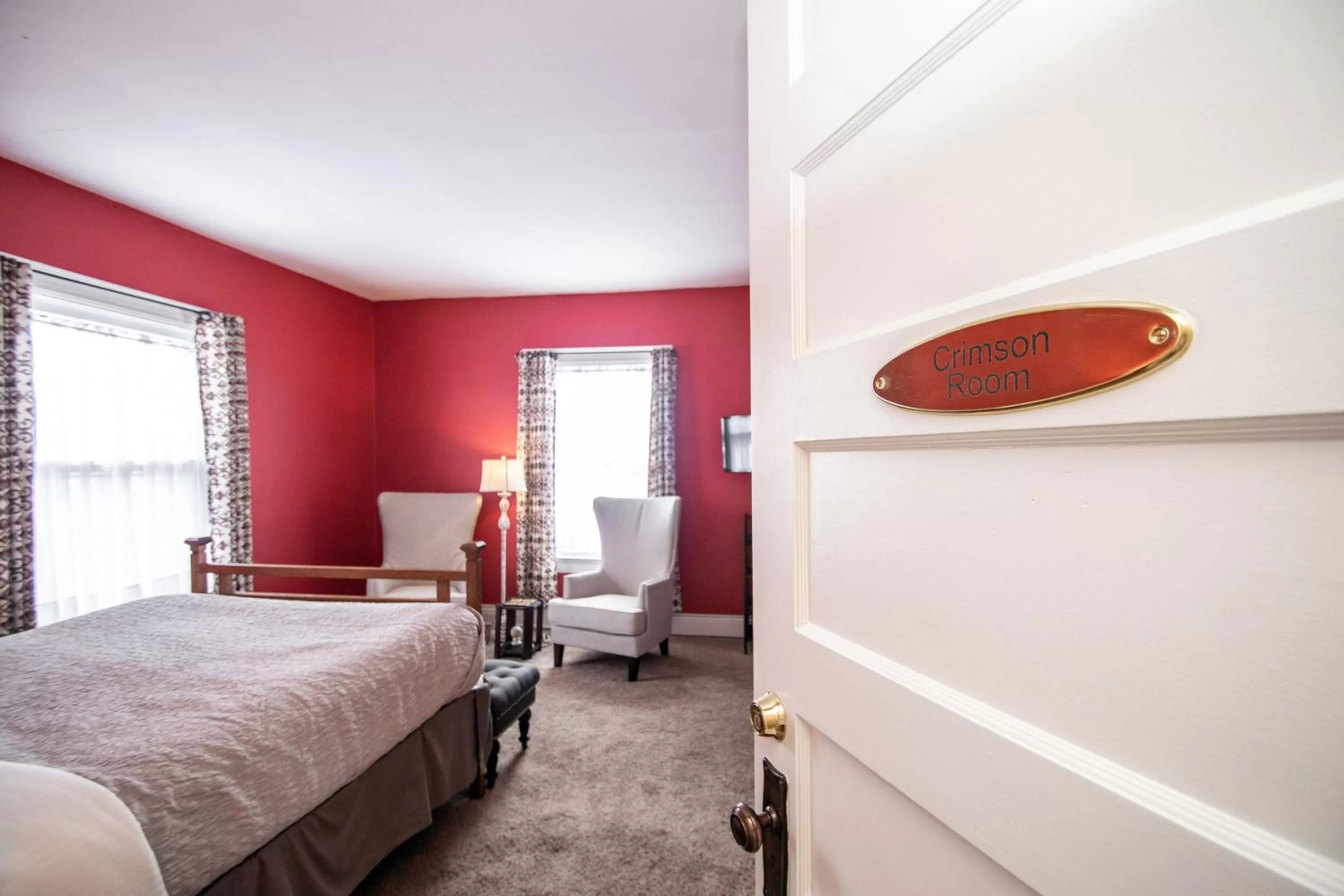 Photo of the whole room, Bed in Looking Glass Inn