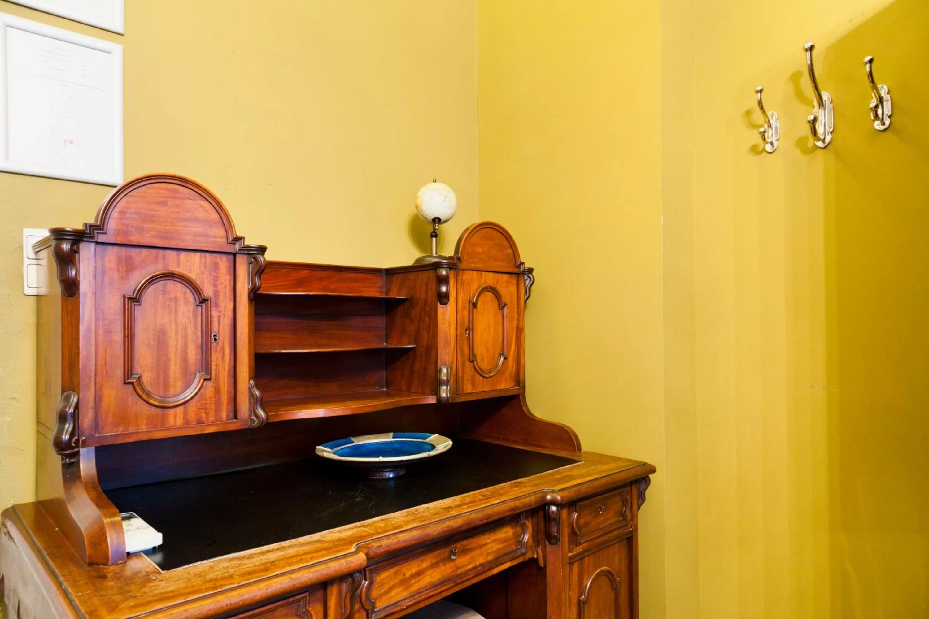 Decorative detail in Hotel Diamonds and Pearls