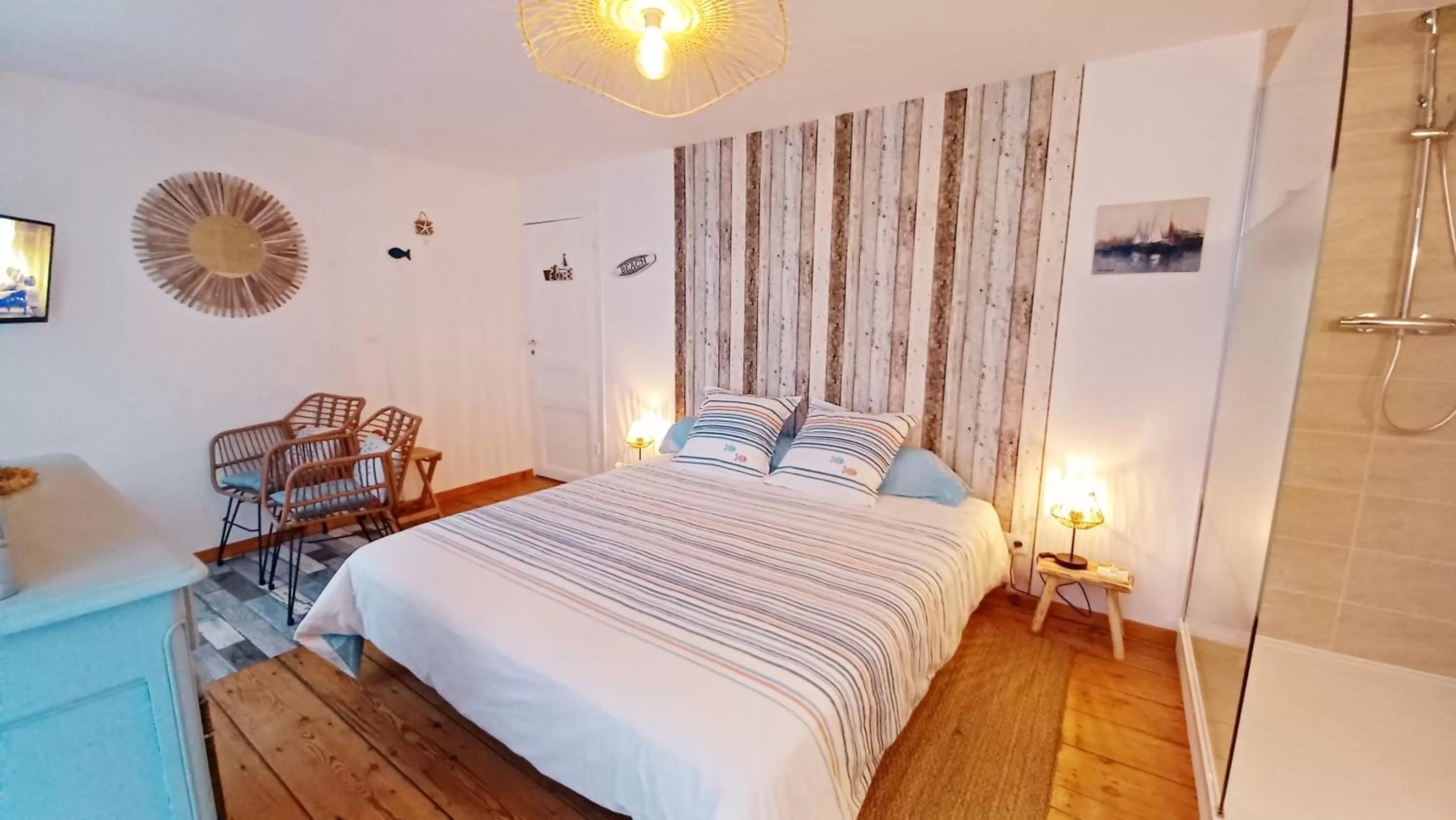 Photo of the whole room, Bed in La Carte Postale