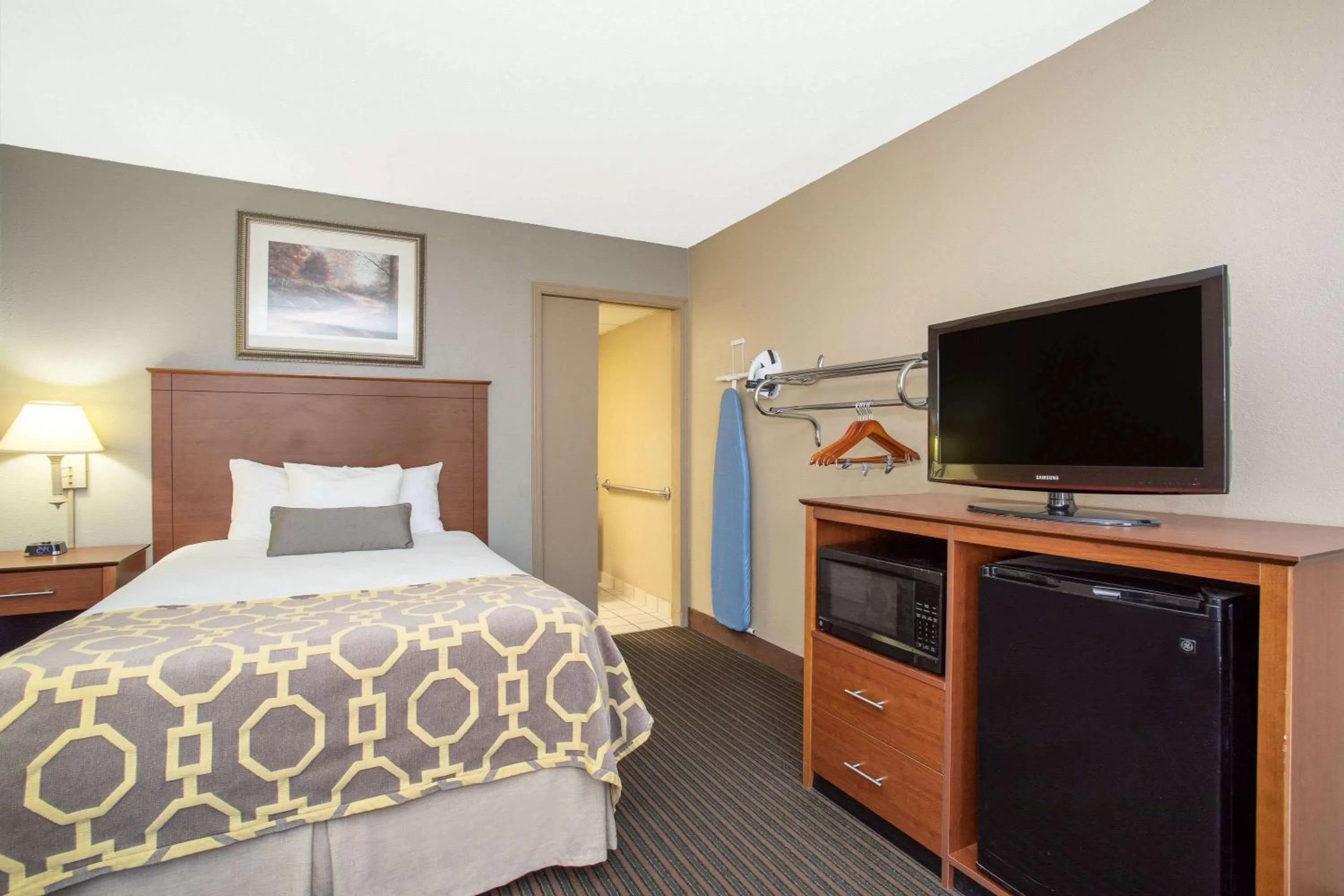 Photo of the whole room, Bed in Baymont by Wyndham Hays