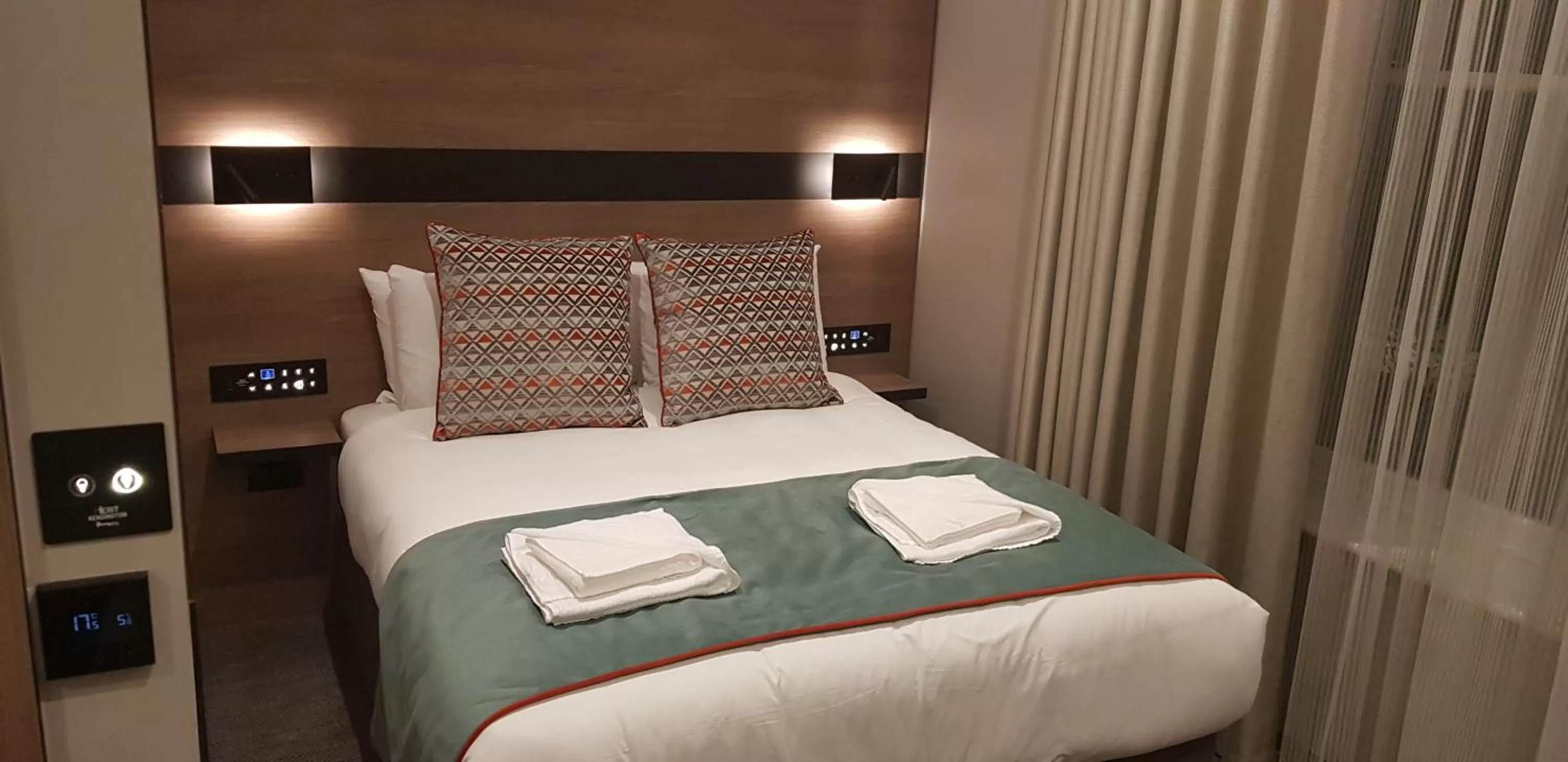 Bedroom, Bed in Merit Kensington Hotel