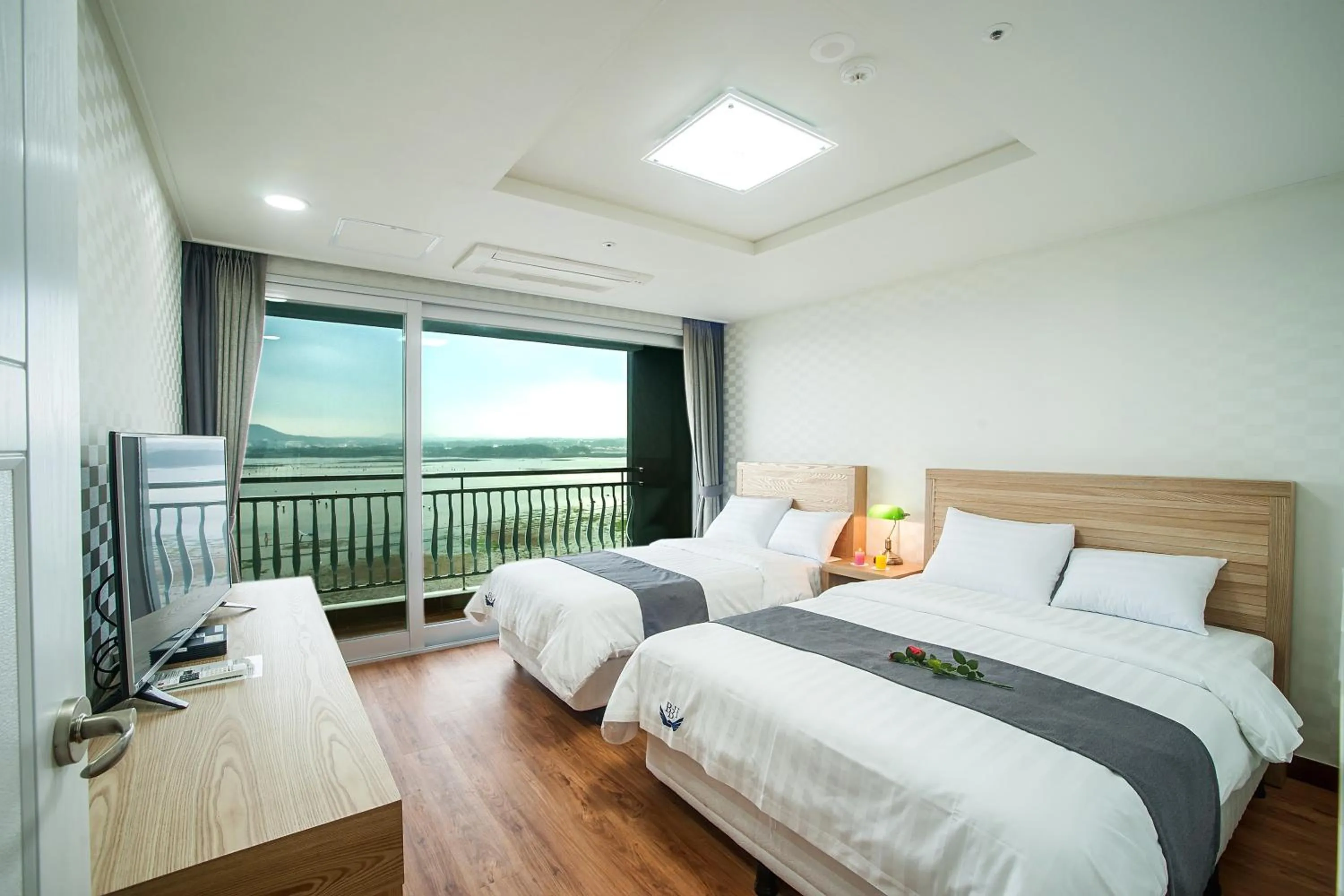 Coffee/tea facilities, Bed in Breeze Bay Hotel