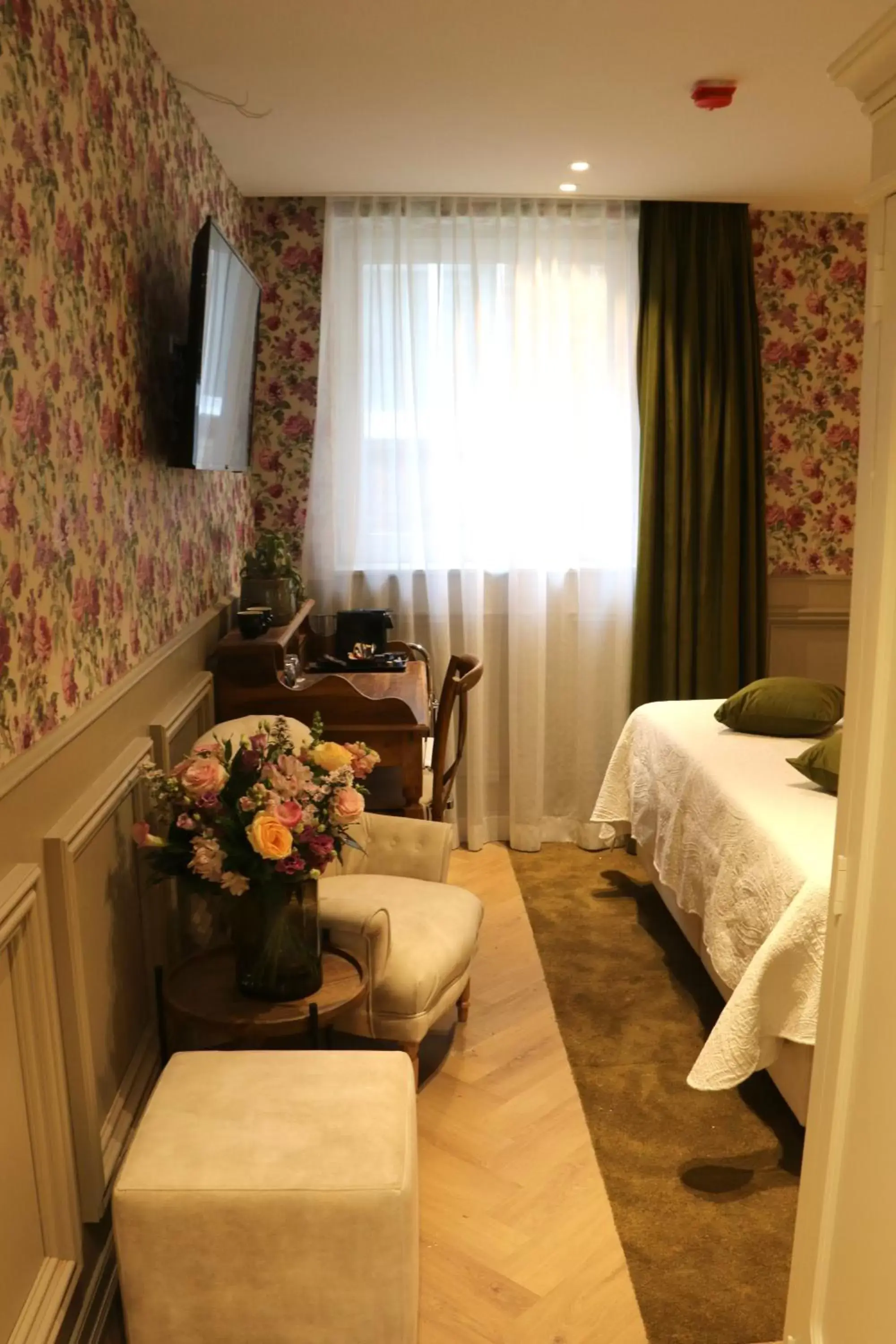 Small Double Room in Grand Hotel Normandy by CW Hotel Collection Small Double Room in Grand Hotel Normandy by CW Hotel Collection