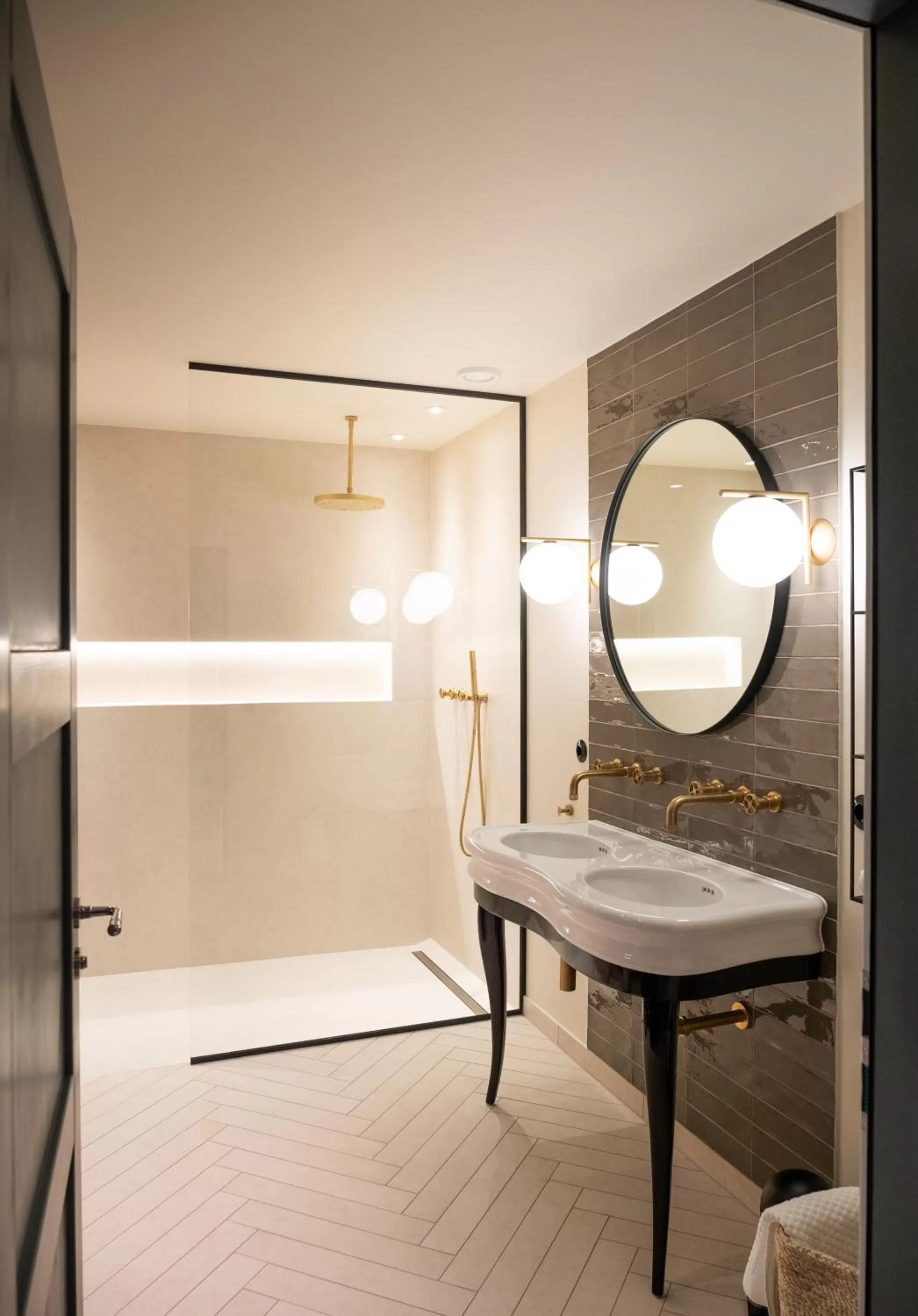 Shower, Bathroom in Alpenloge Hotel