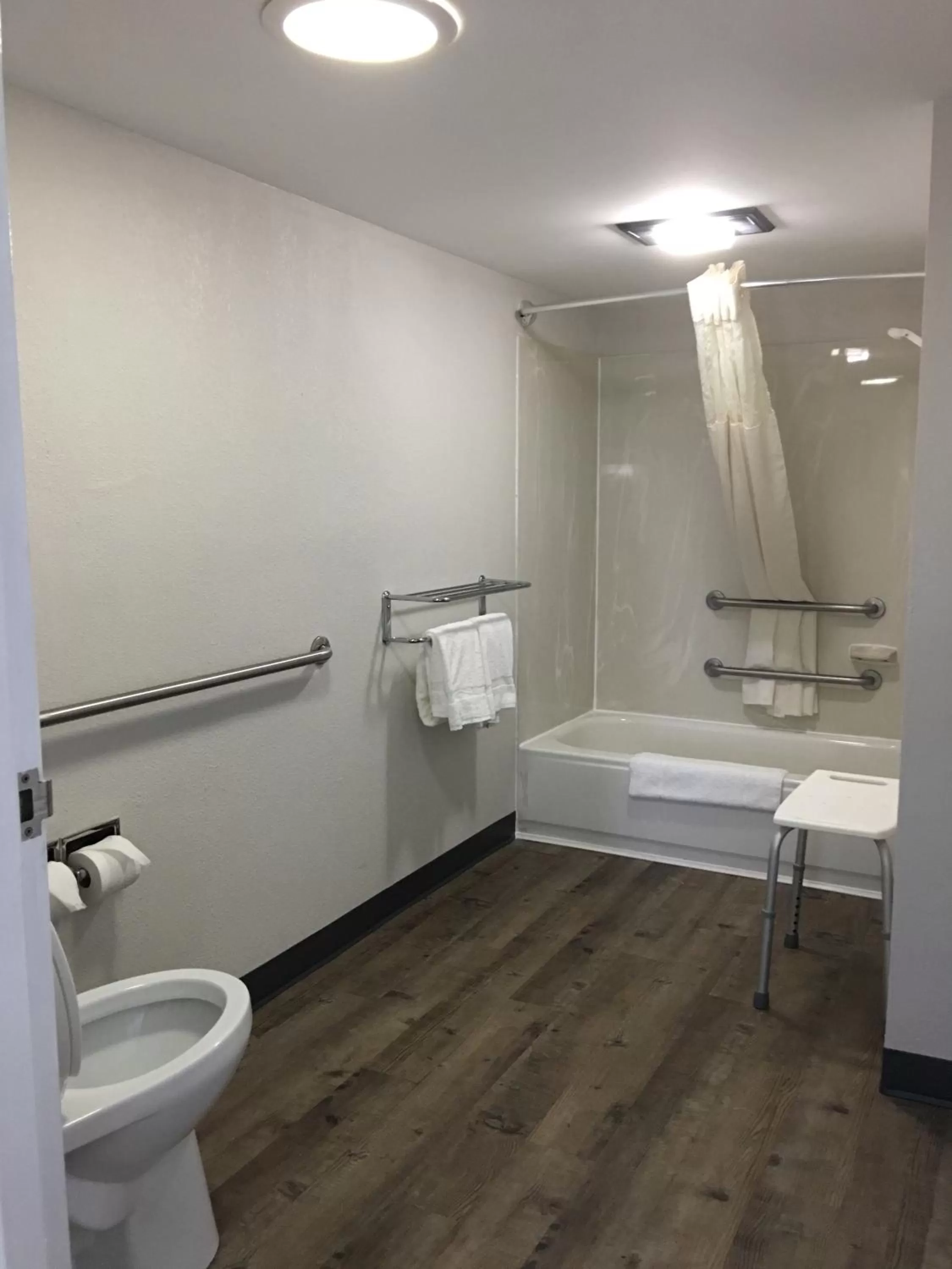 King Room - Accessible/Non-Smoking in Quality Inn Greenville near University
