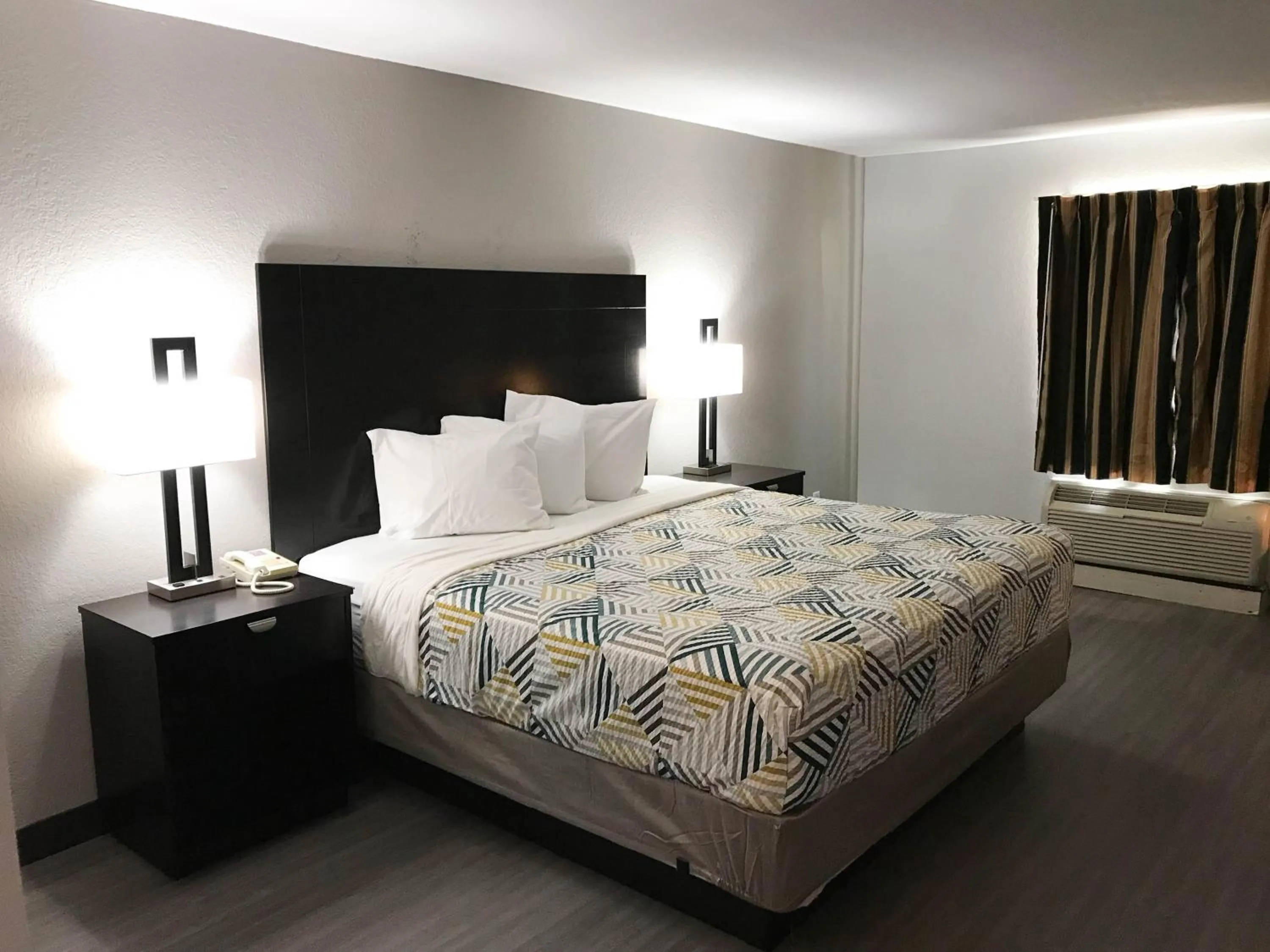 Bedroom in Motel 6 - Bartlesville, OK