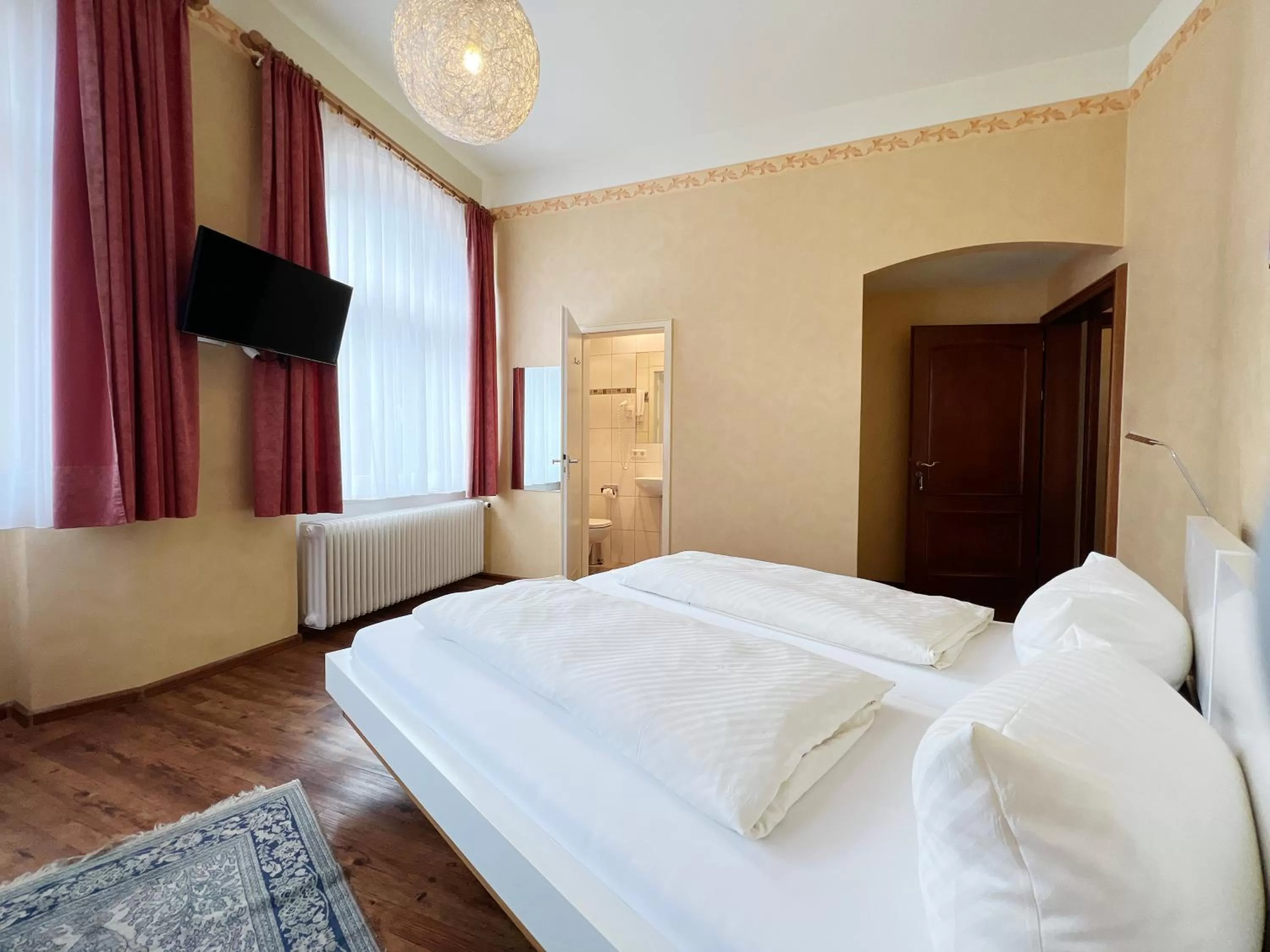 Bed in Hotel Kühler Krug