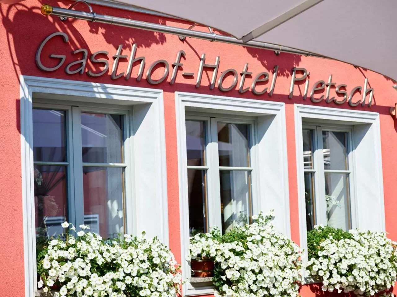 Facade/entrance, Property Building in Gasthof-Hotel Pietsch