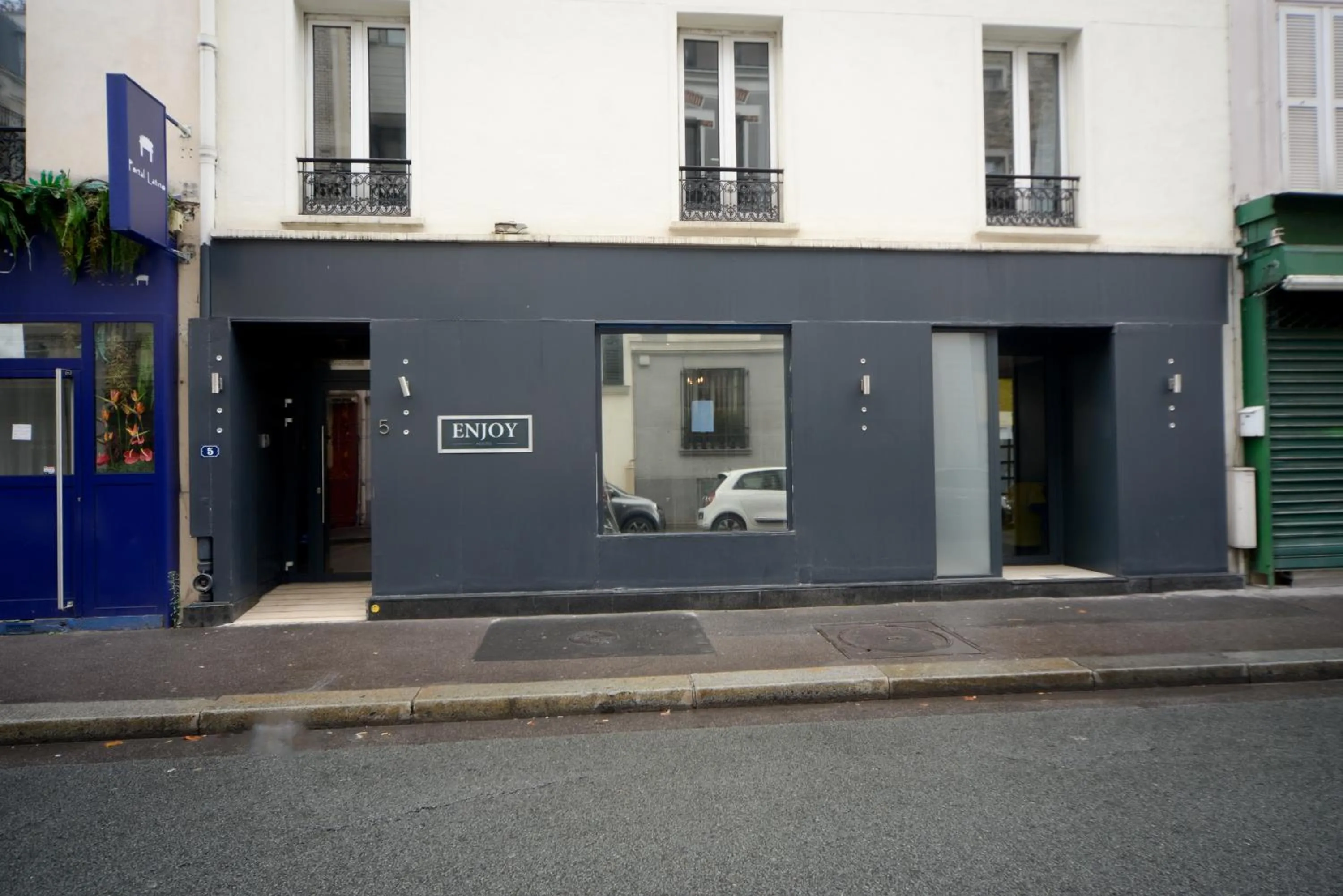 Facade/entrance in Enjoy Hostel