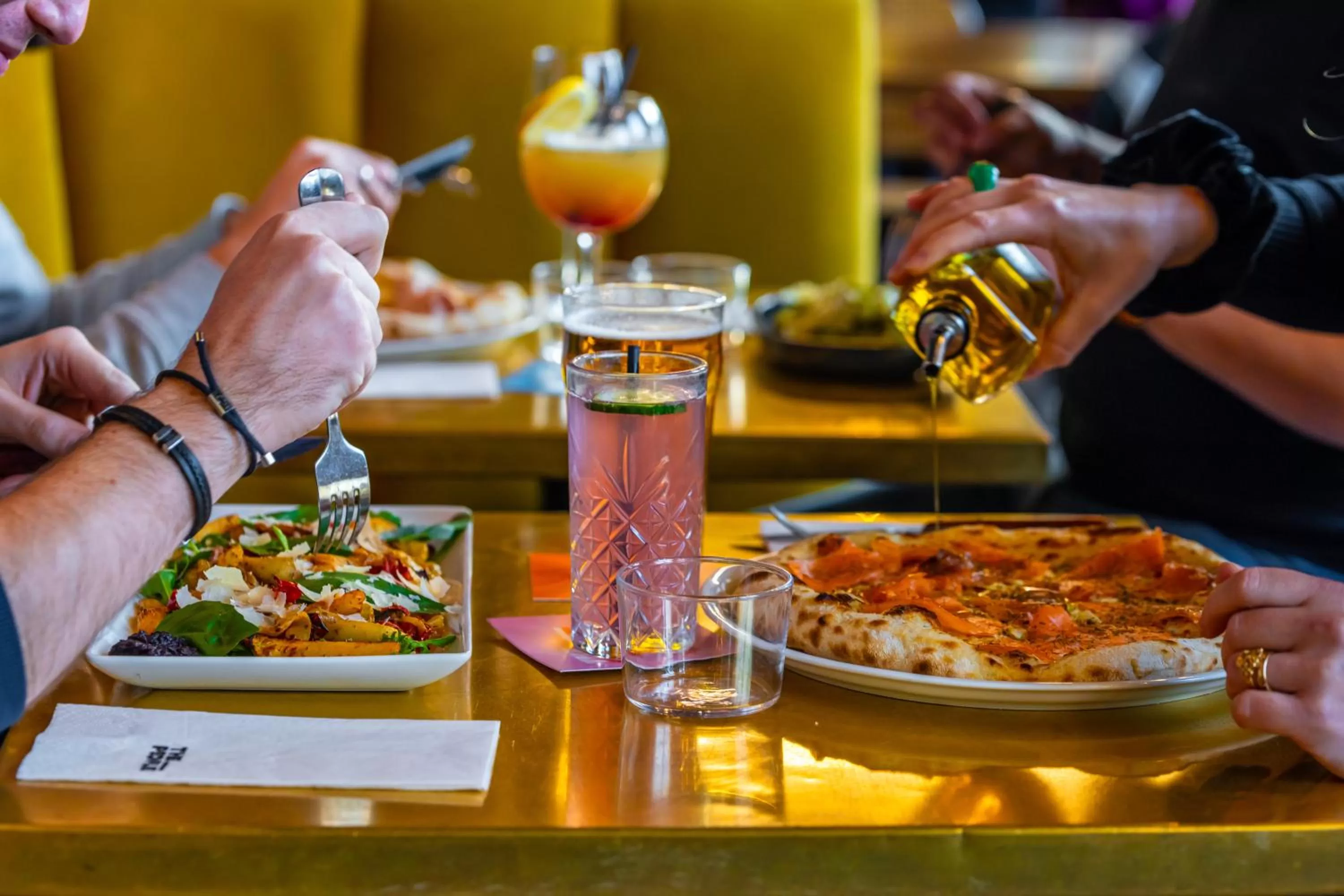 Food and drinks in The People - Paris Nation