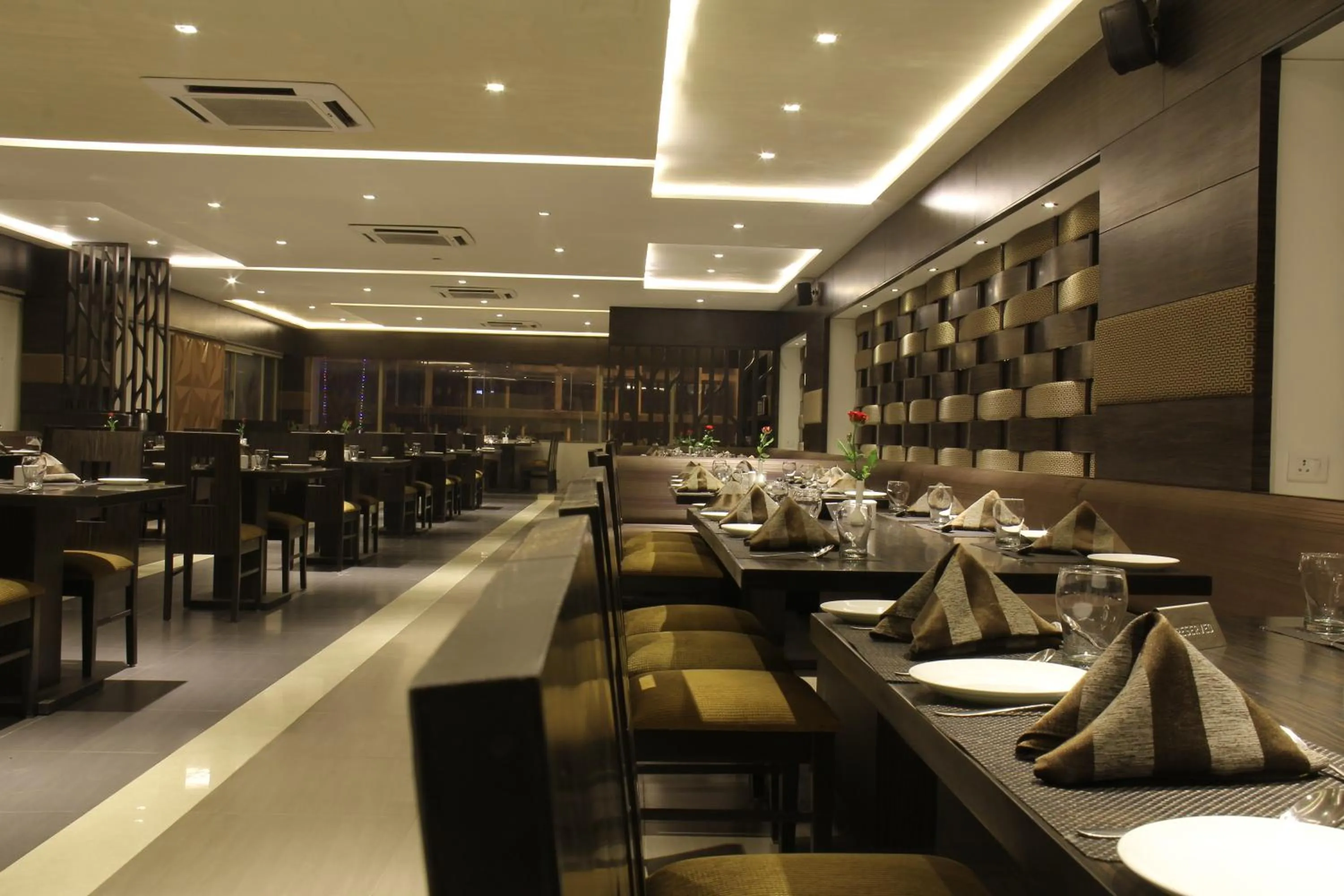 Restaurant/places to eat in Hotel Platinum Inn