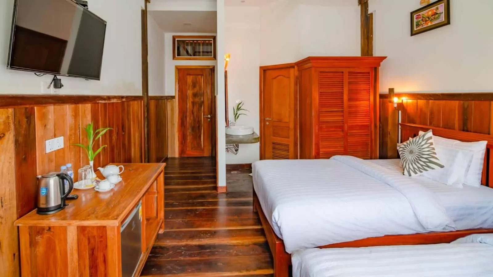 Communal lounge/ TV room, Bed in Mango Kesararam