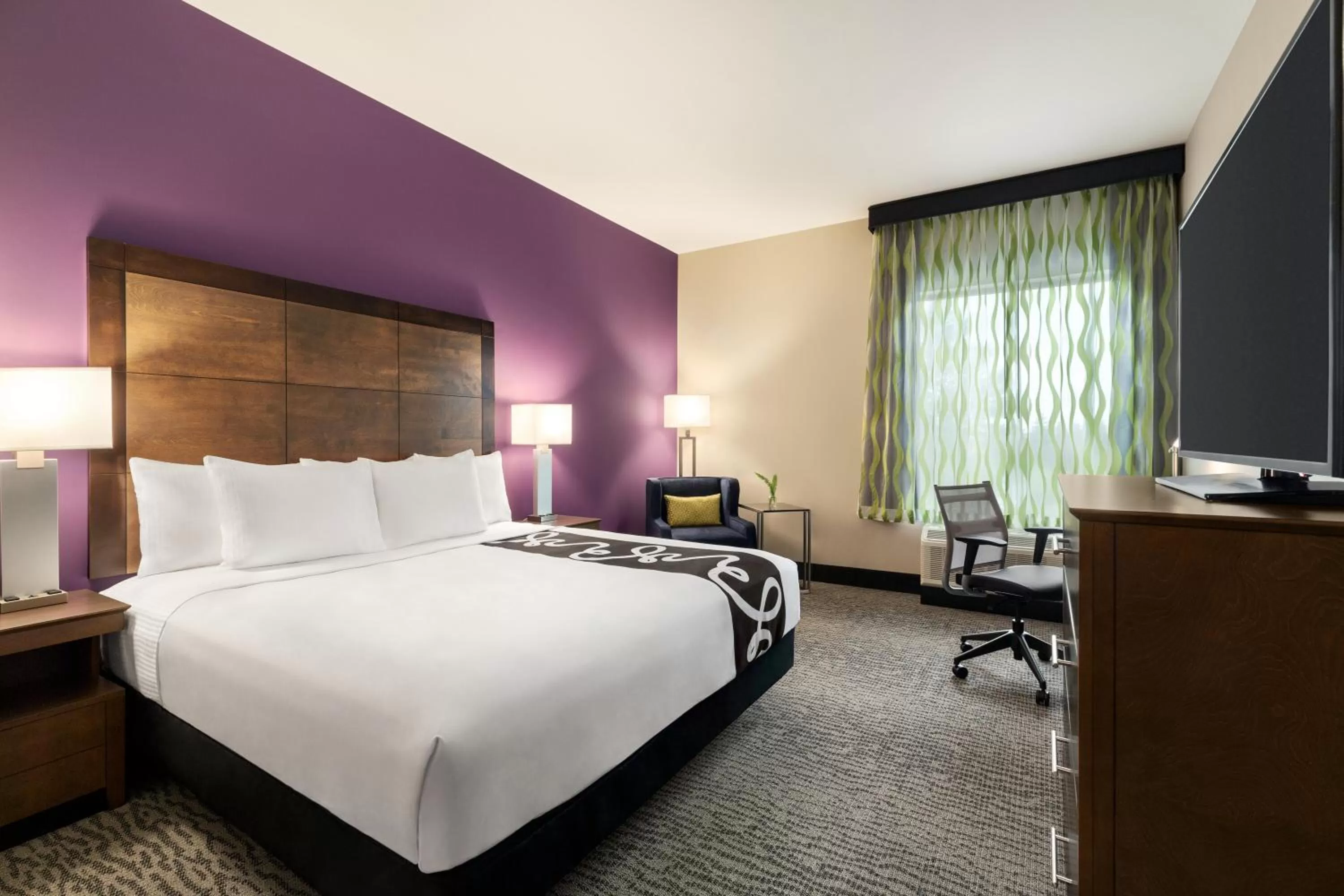Bedroom, Bed in La Quinta Inn & Suites by Wyndham Burlington
