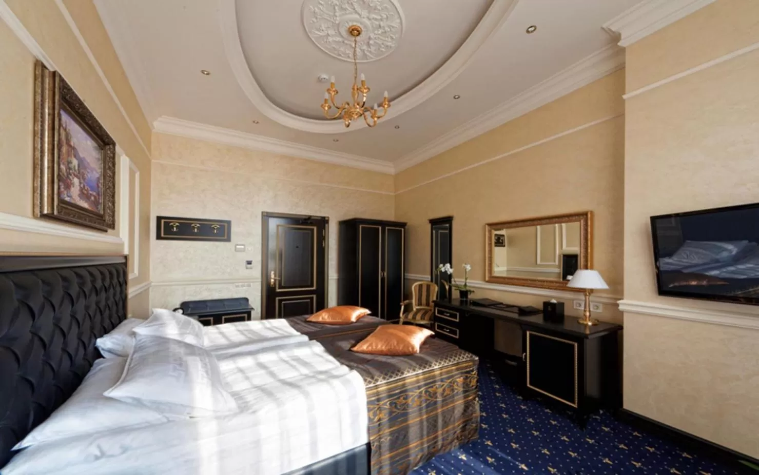 Bedroom, TV/Entertainment Center in Villa le Premier Maestro