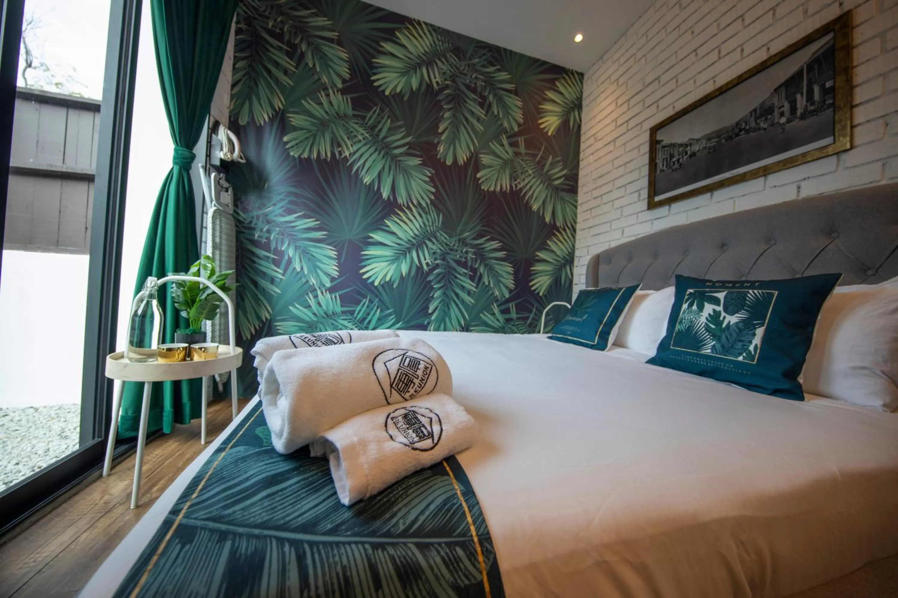 Bed in Carnarvon Suites