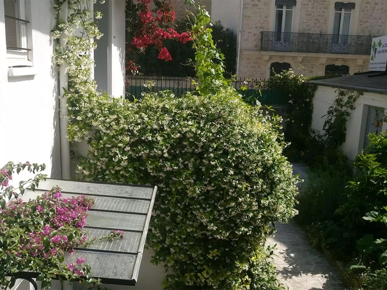 Garden view in Le Clos Chez Michel