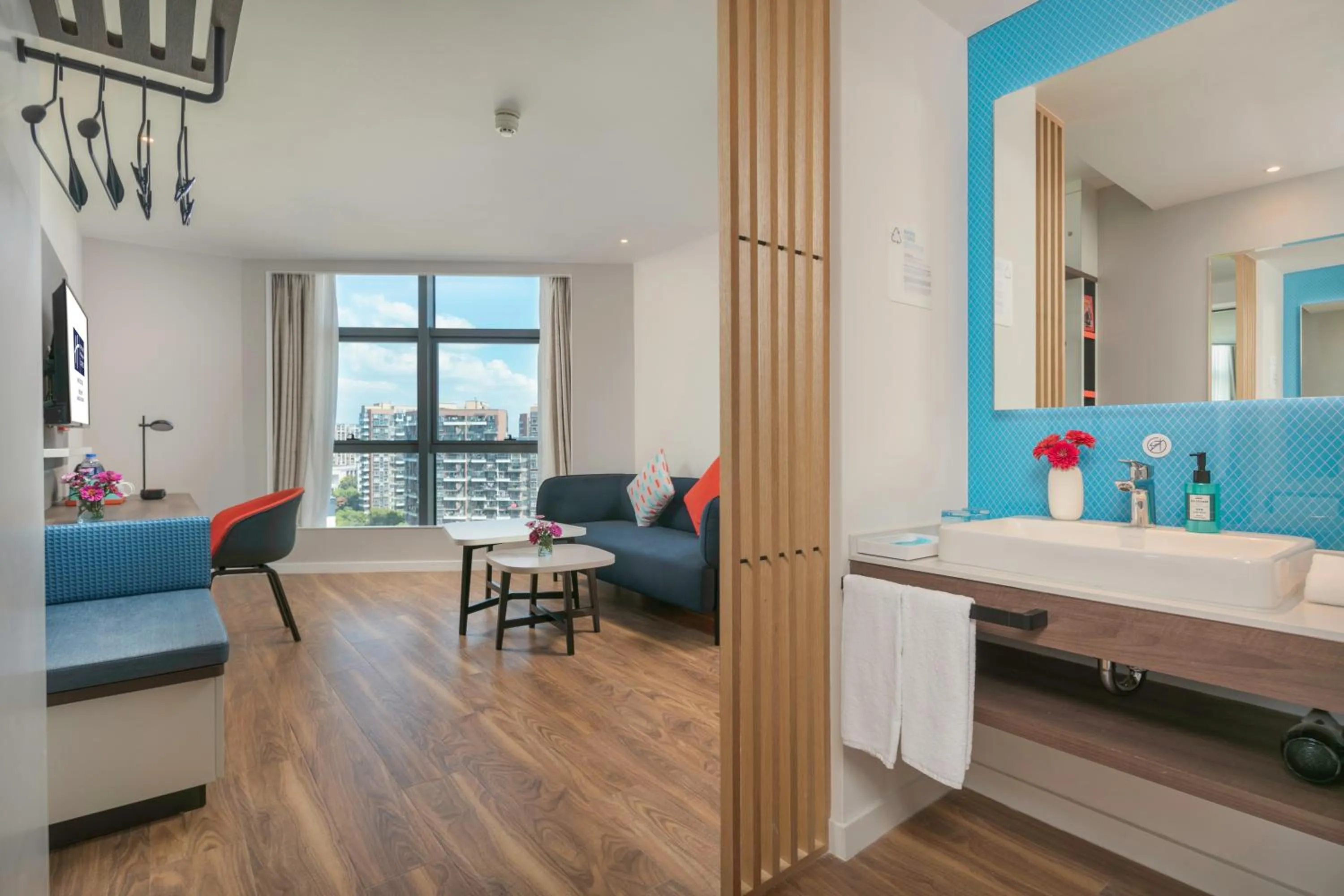 Bed in Holiday Inn Express Hangzhou Jiuzhou by IHG