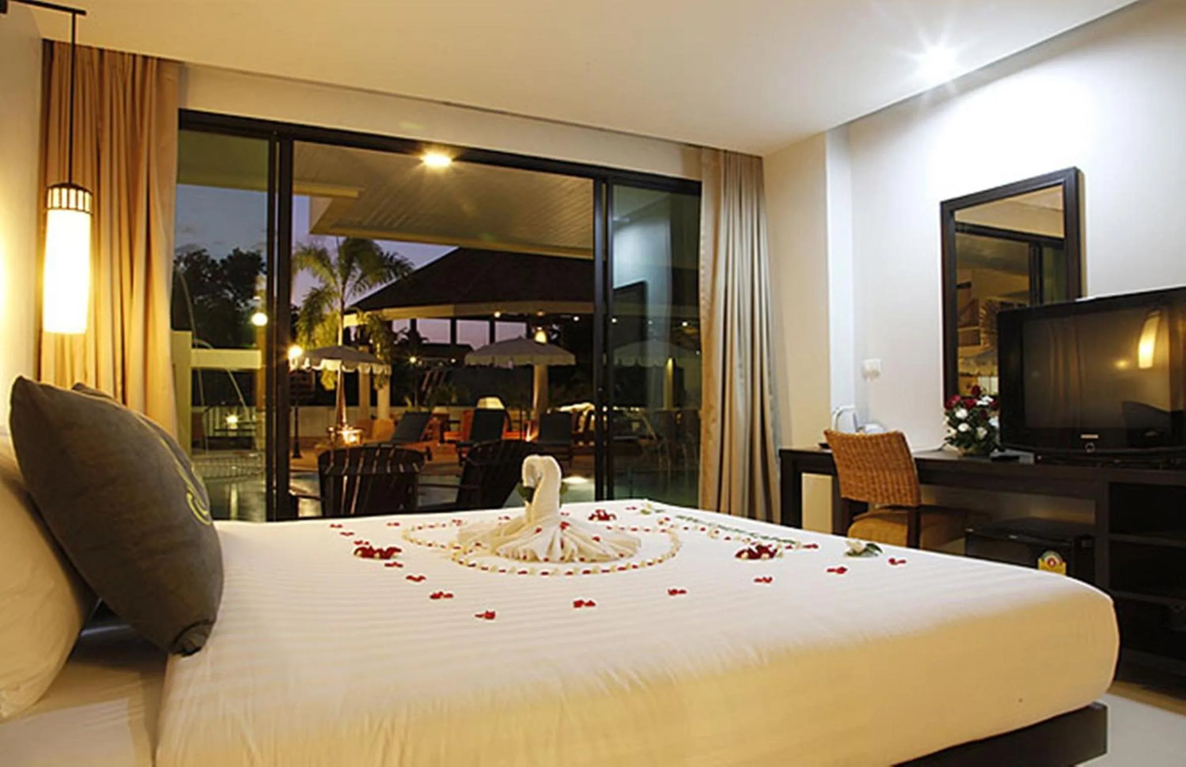 Bed in Palmyra Patong Resort Phuket - SHA Extra Plus