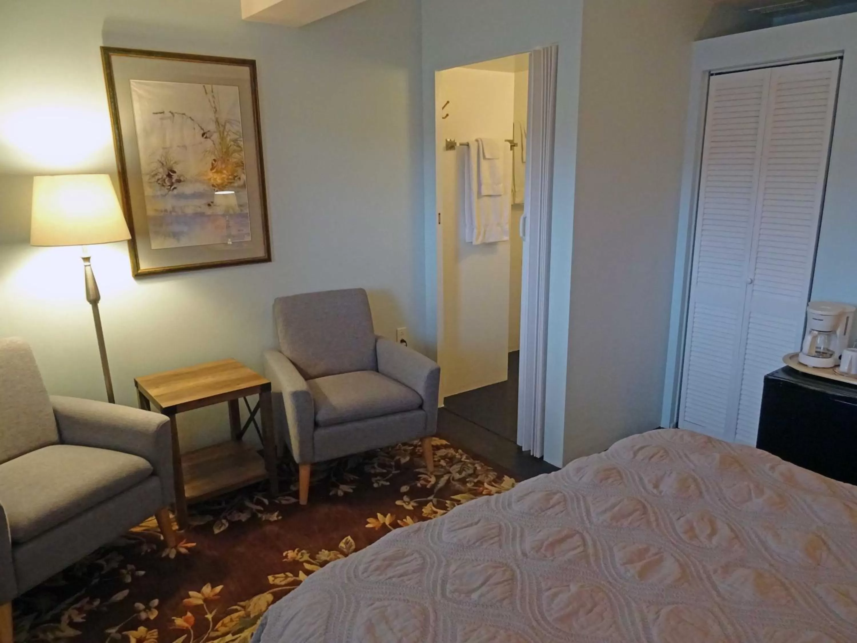 Seating area, Bed in Eagle's Nest Resort