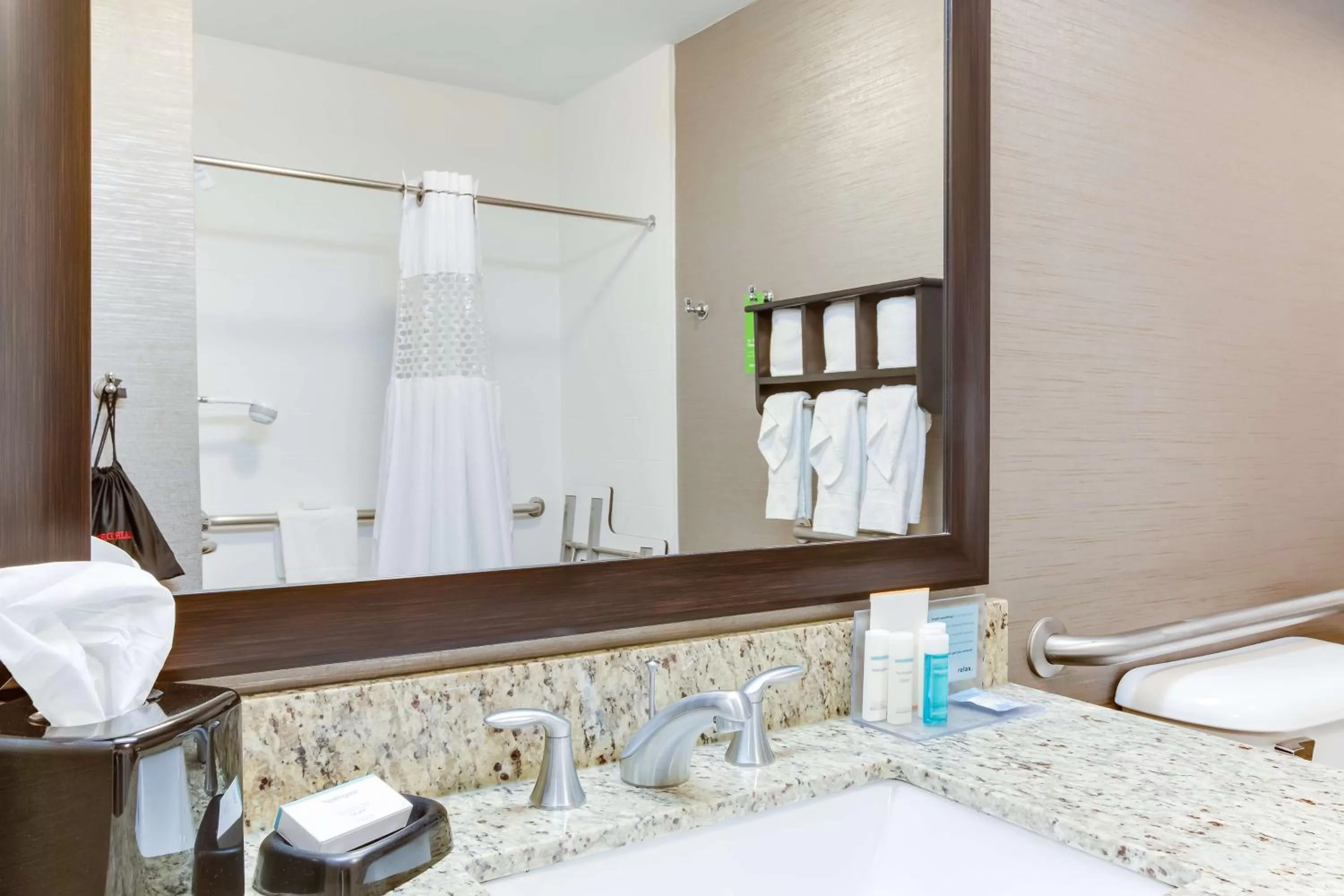 Bathroom, Bed in Hampton Inn Bellevue/Nashville I-40 West