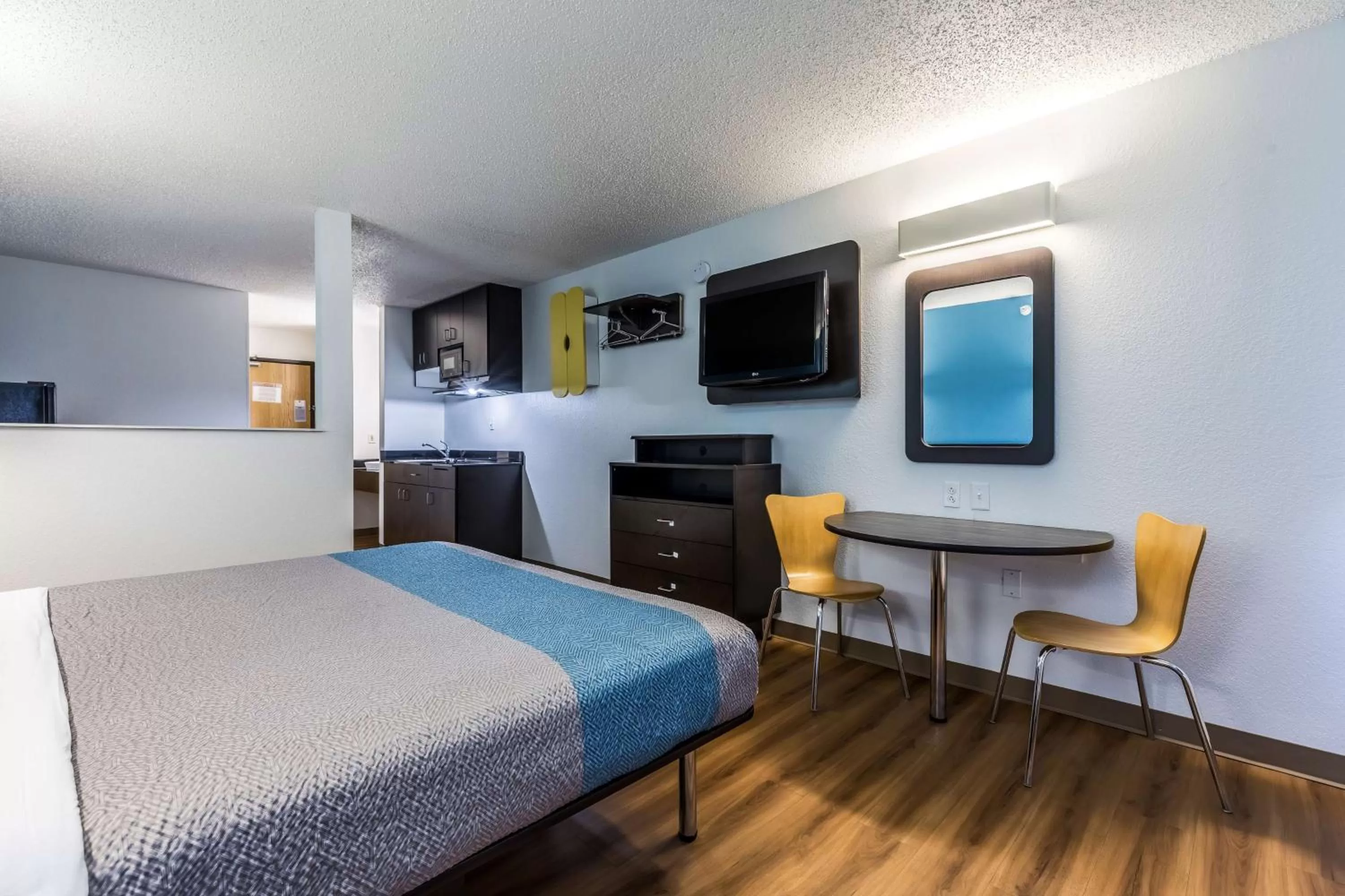 Bedroom, Bed in Motel 6-Indianapolis, IN - Southport