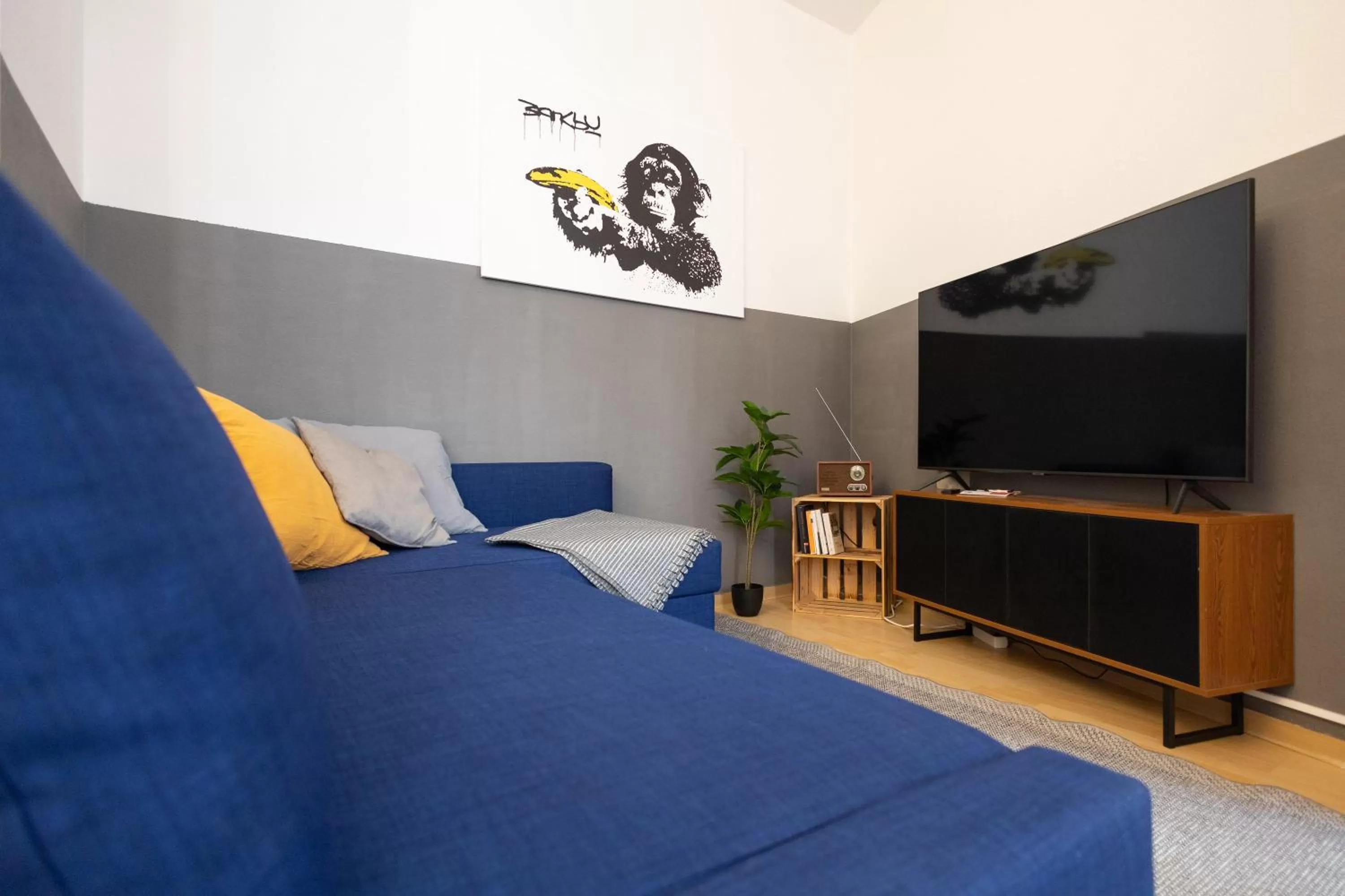 TV and multimedia, Bed in Ko-Living Space an der Oper - Street Art Design Apartments
