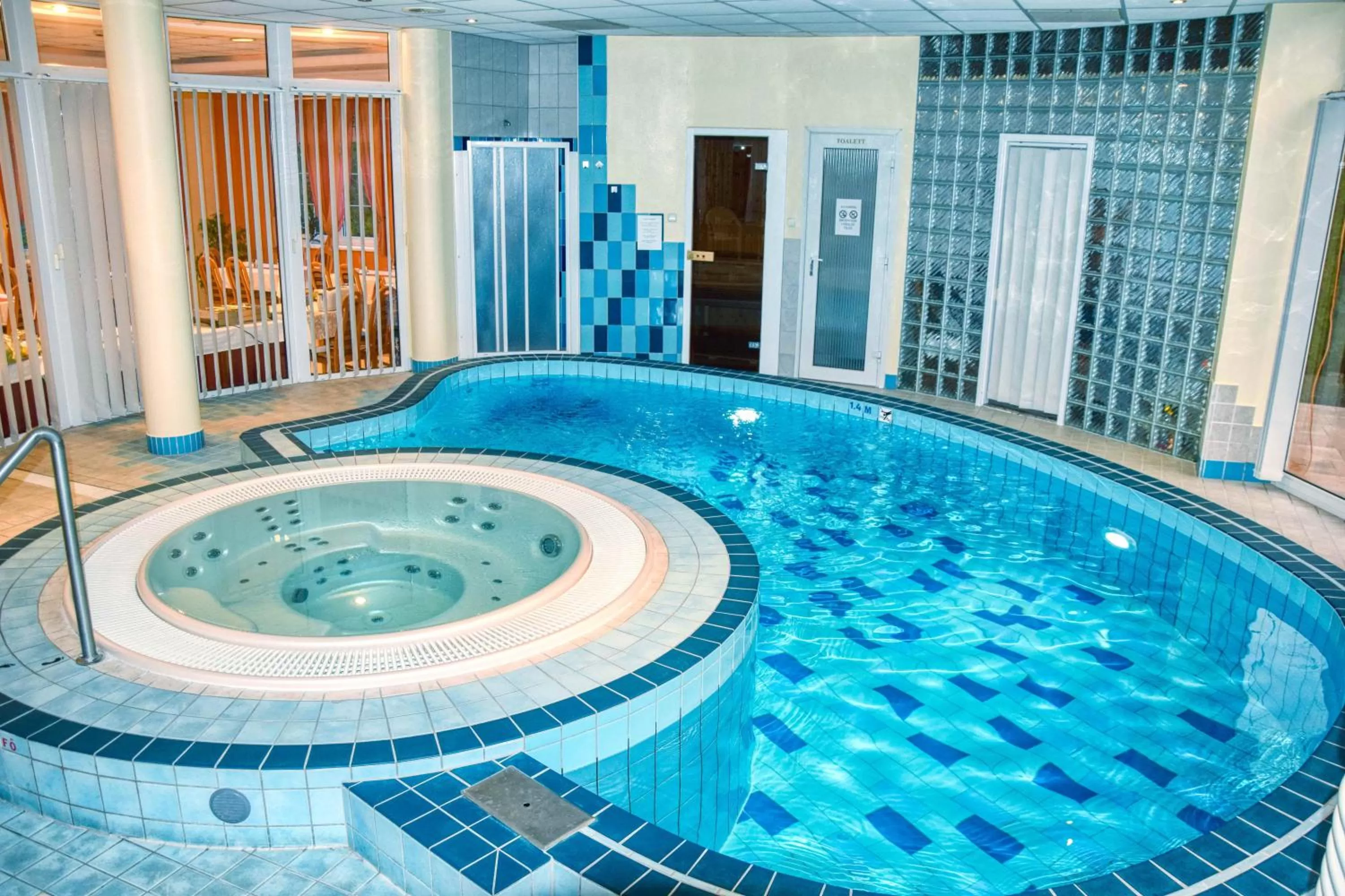 Hot Tub, Swimming Pool in Hotel Penta Lux
