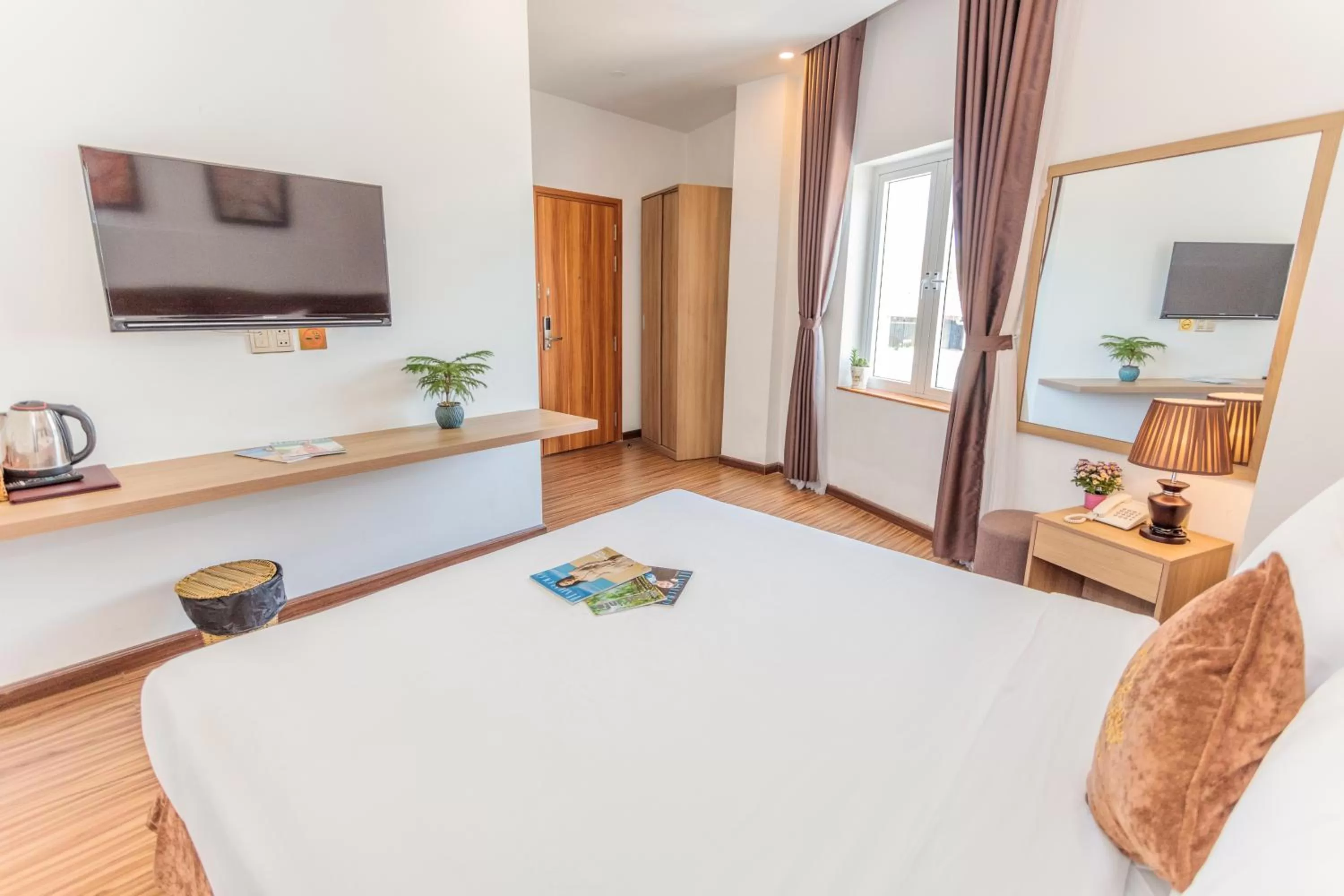 Bed, TV/Entertainment Center in President Hotel