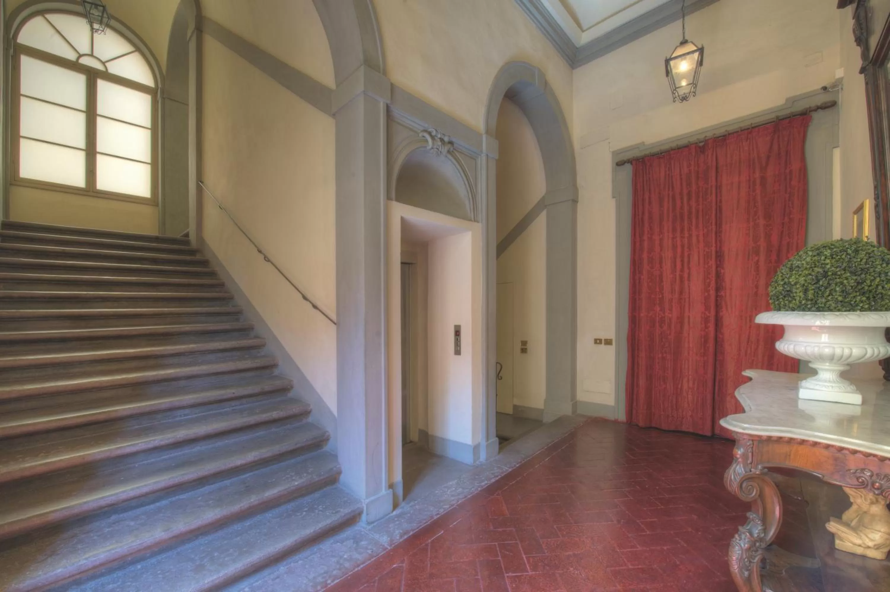 Facade/entrance in Palazzo Niccolini al Duomo Residenza D'Epoca