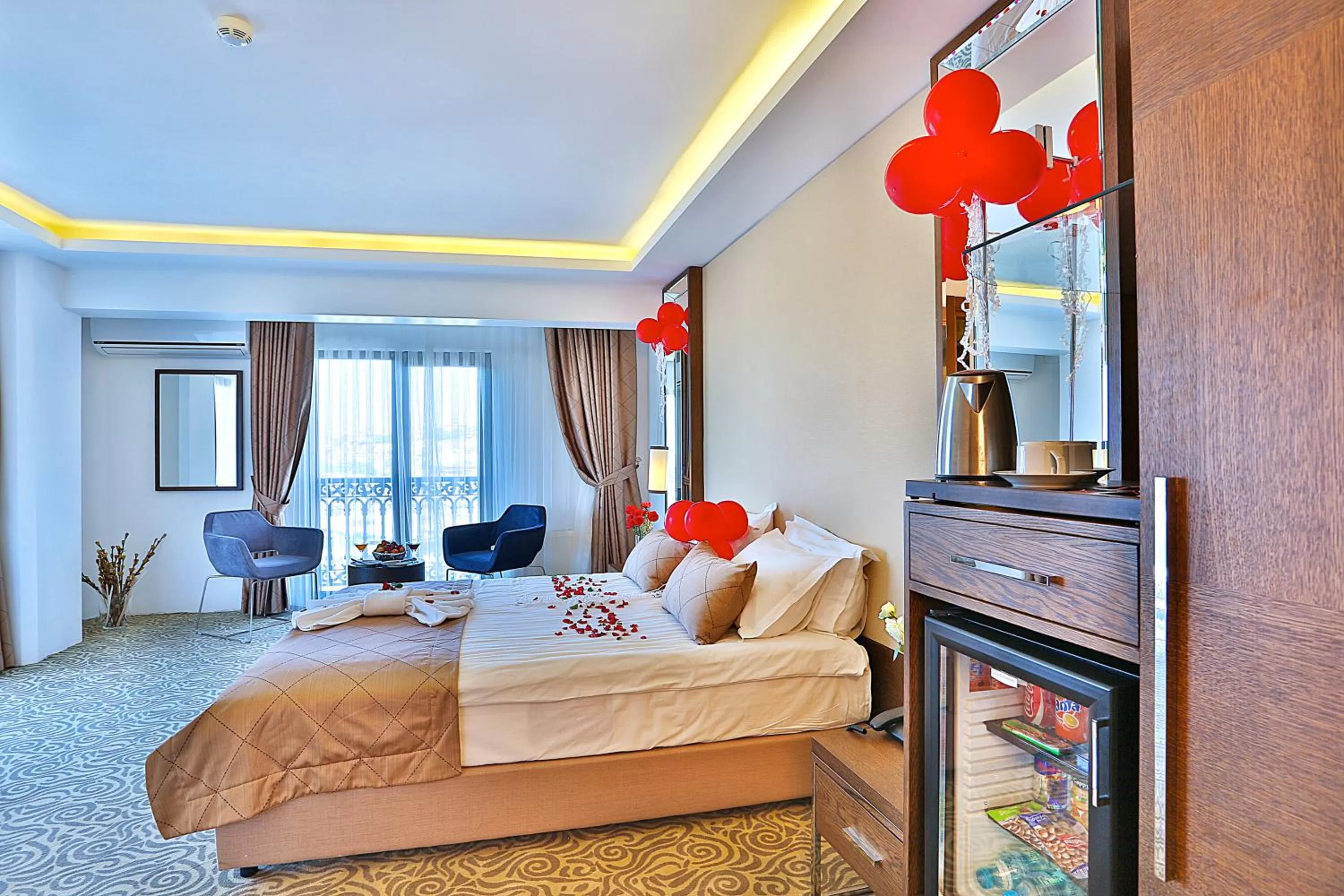 Photo of the whole room, Bed in Grand Sagcanlar Hotel