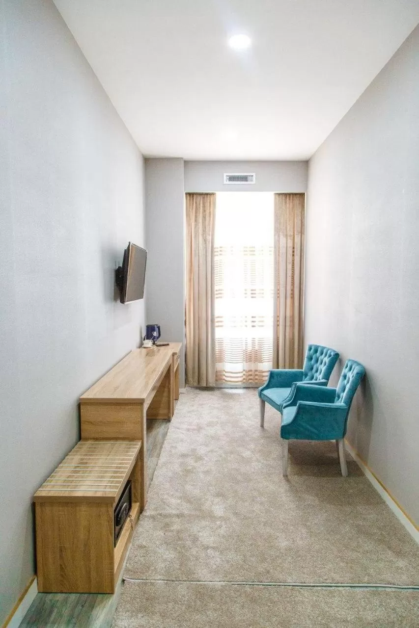 Shower in Shedevr Plaza