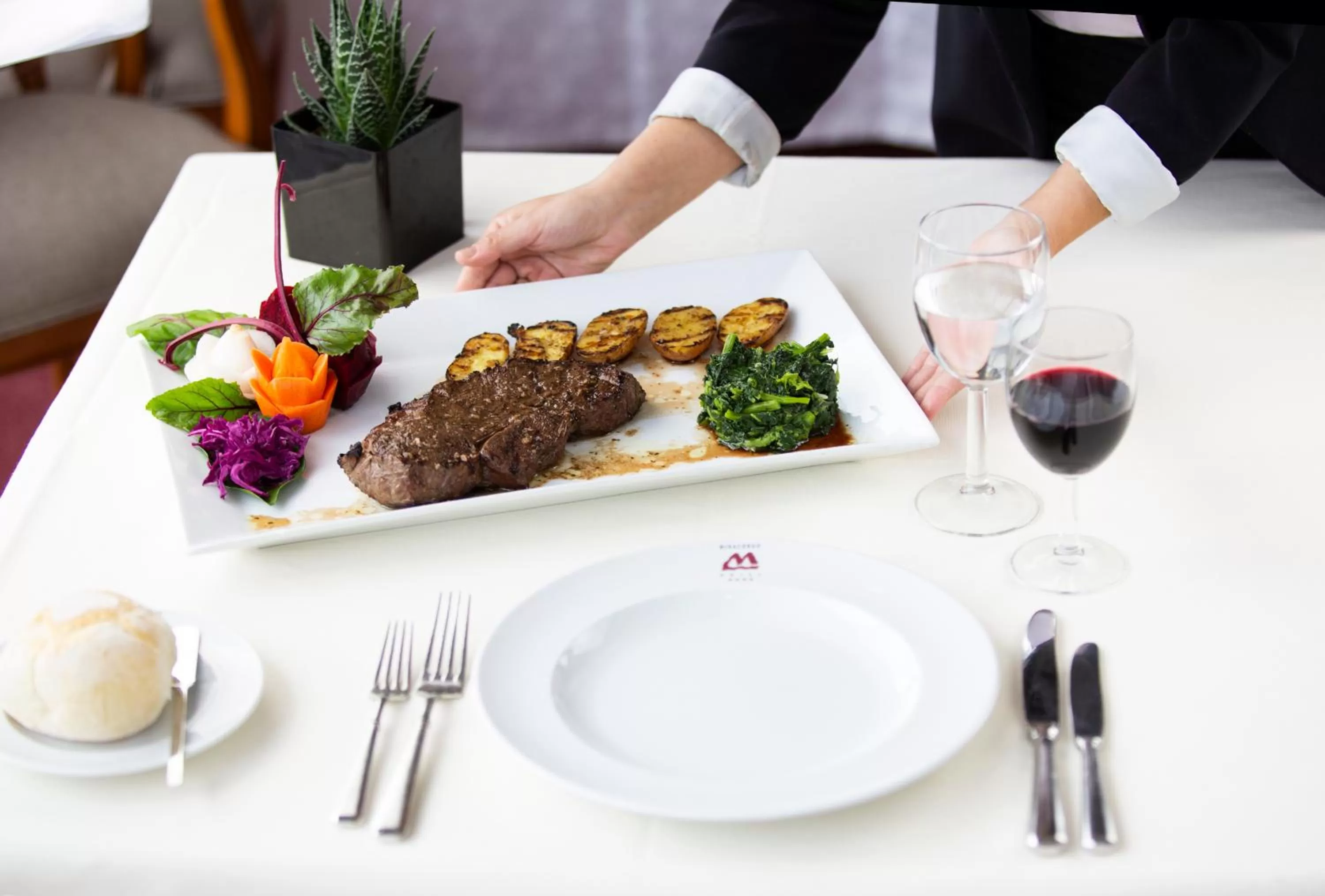 Restaurant/places to eat in Hotel Miracorgo