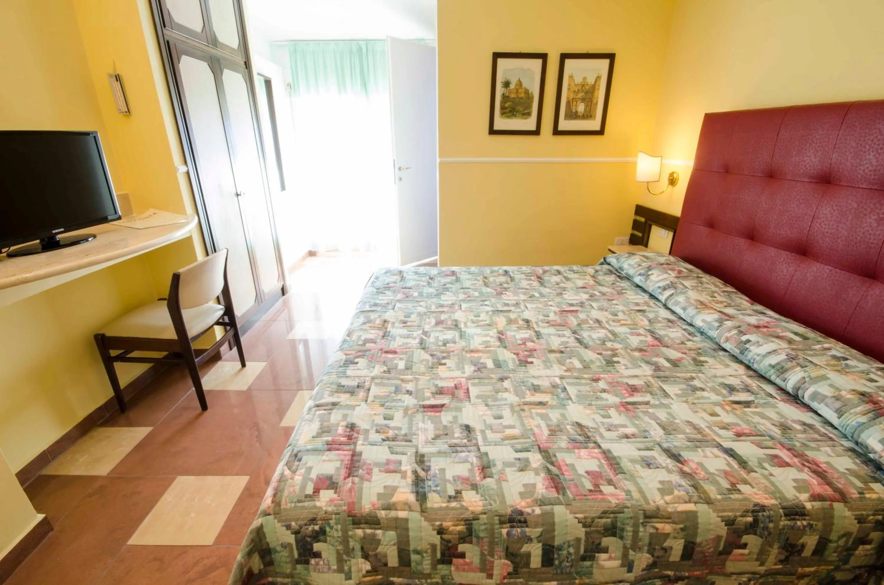 Photo of the whole room, Bed in Hotel Tarconte