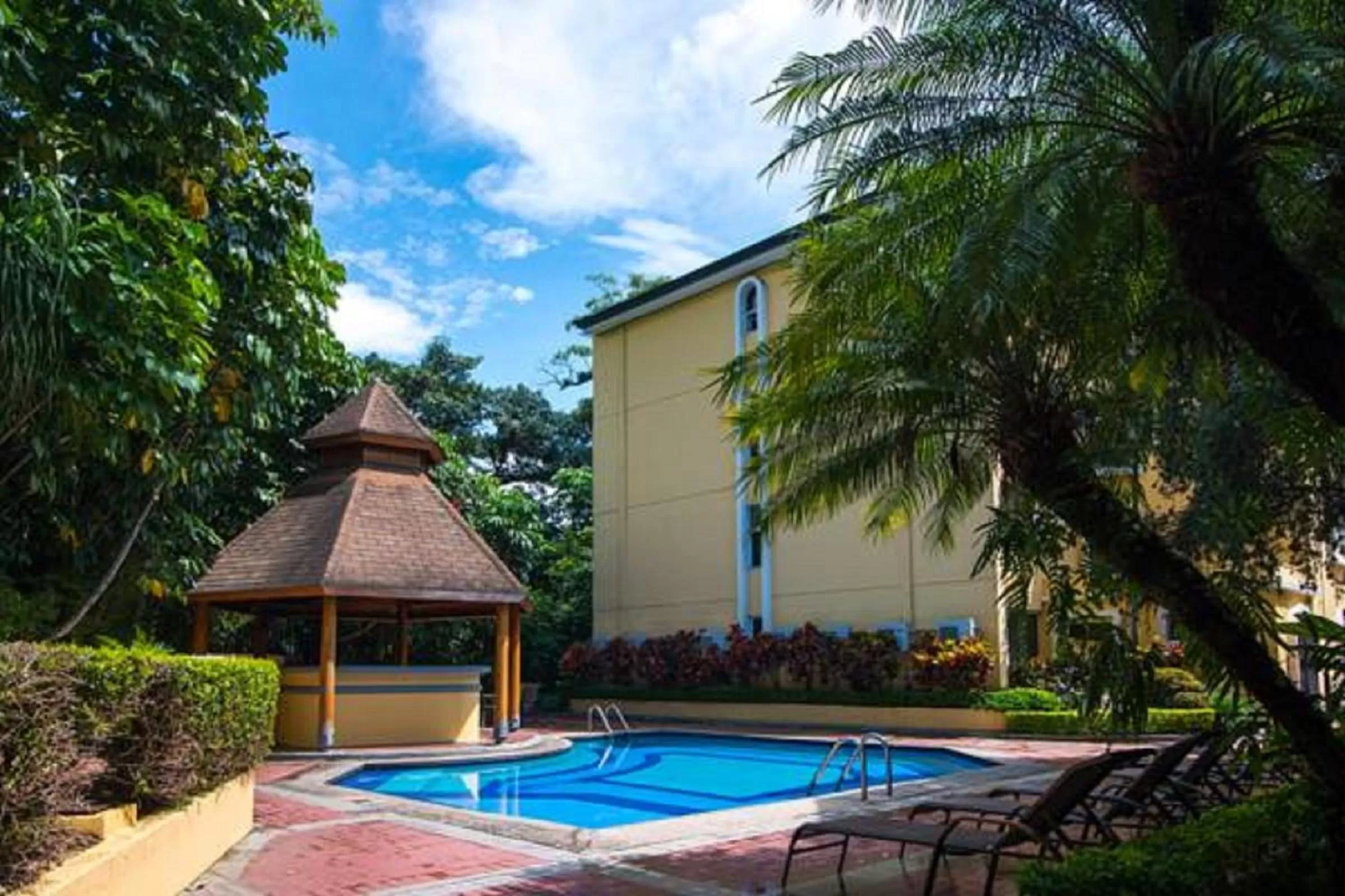Swimming pool in Apartotel & Suites Villas del Rio