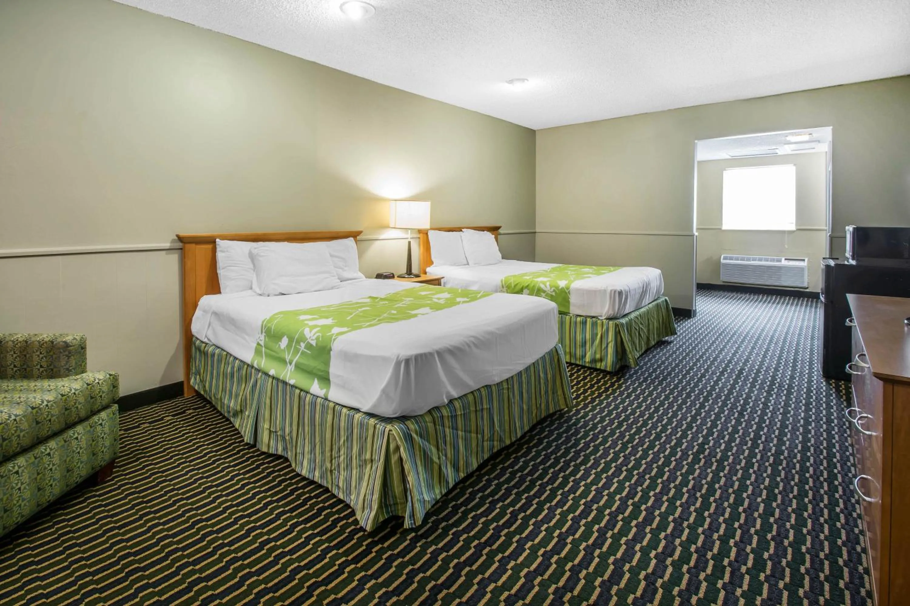 Bedroom, Bed in Rodeway Inn & Suites Winter Haven Chain of Lakes