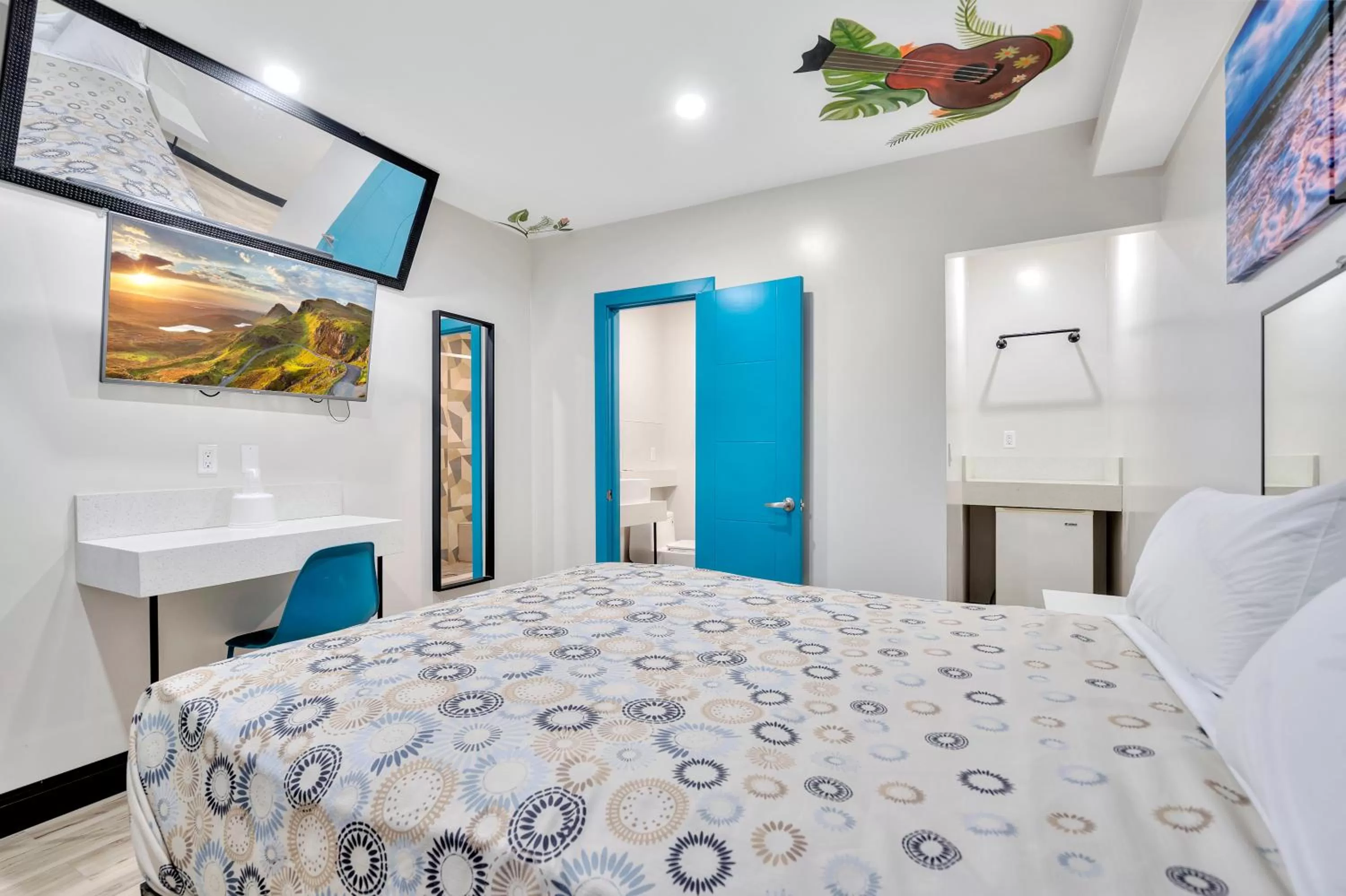 Bed in Royal Hawaiian Inn - Mid City, Los Angeles