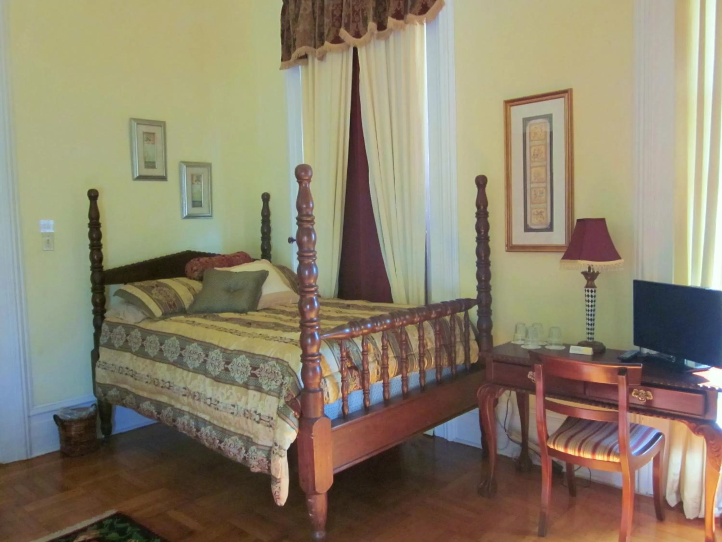 Bed in Baer House Inn