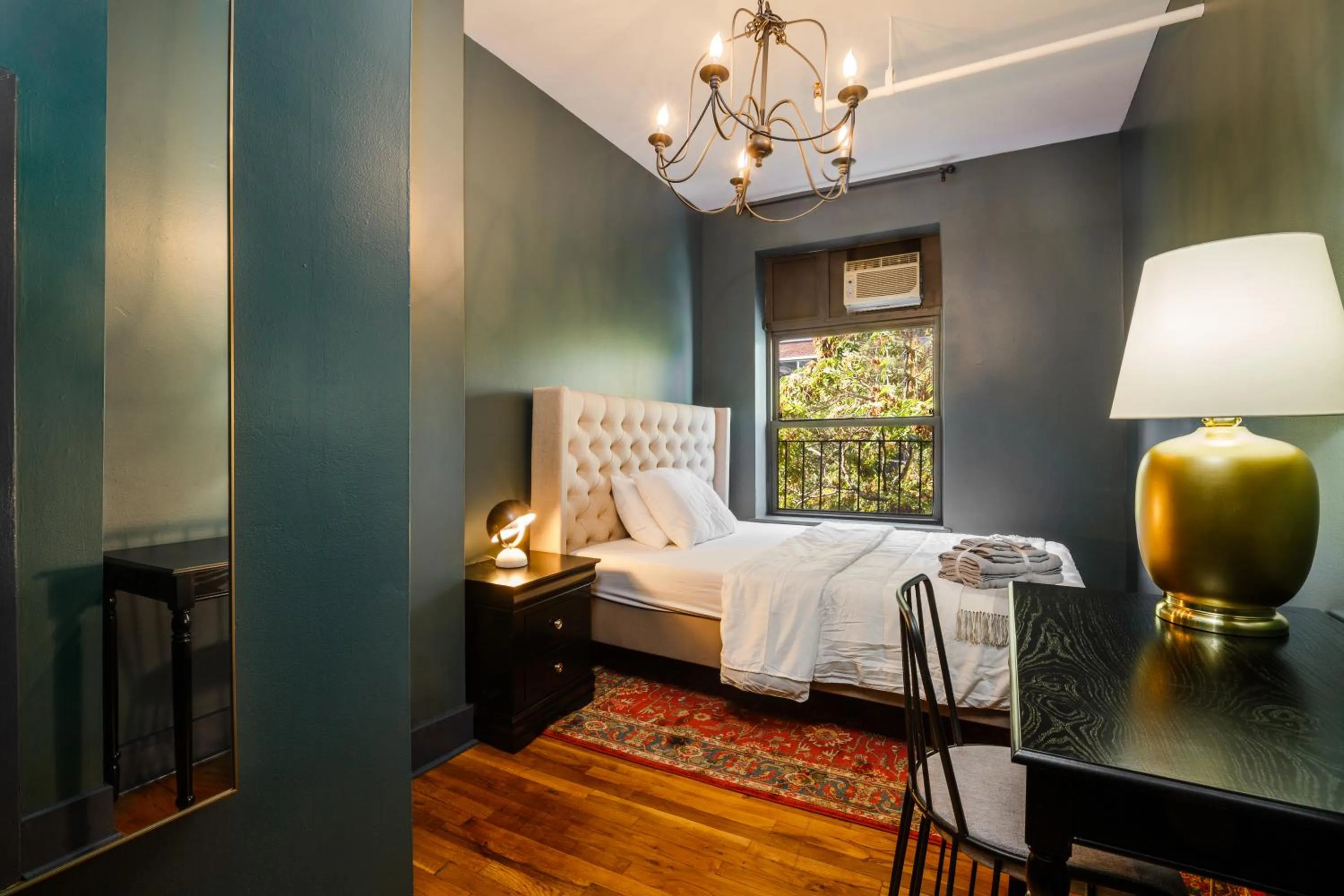 Photo of the whole room, Bed in Lamartine Chelsea