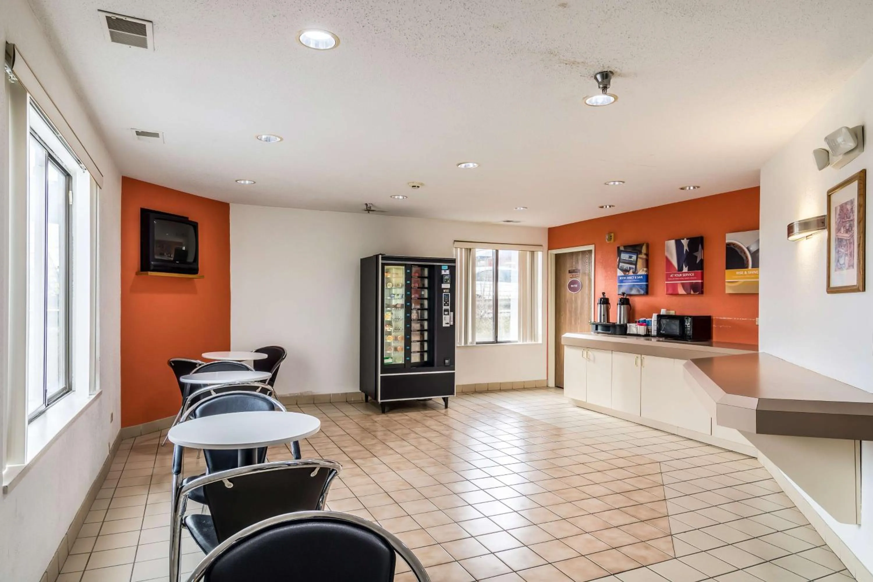 Restaurant/places to eat in Motel 6-Harvey, IL