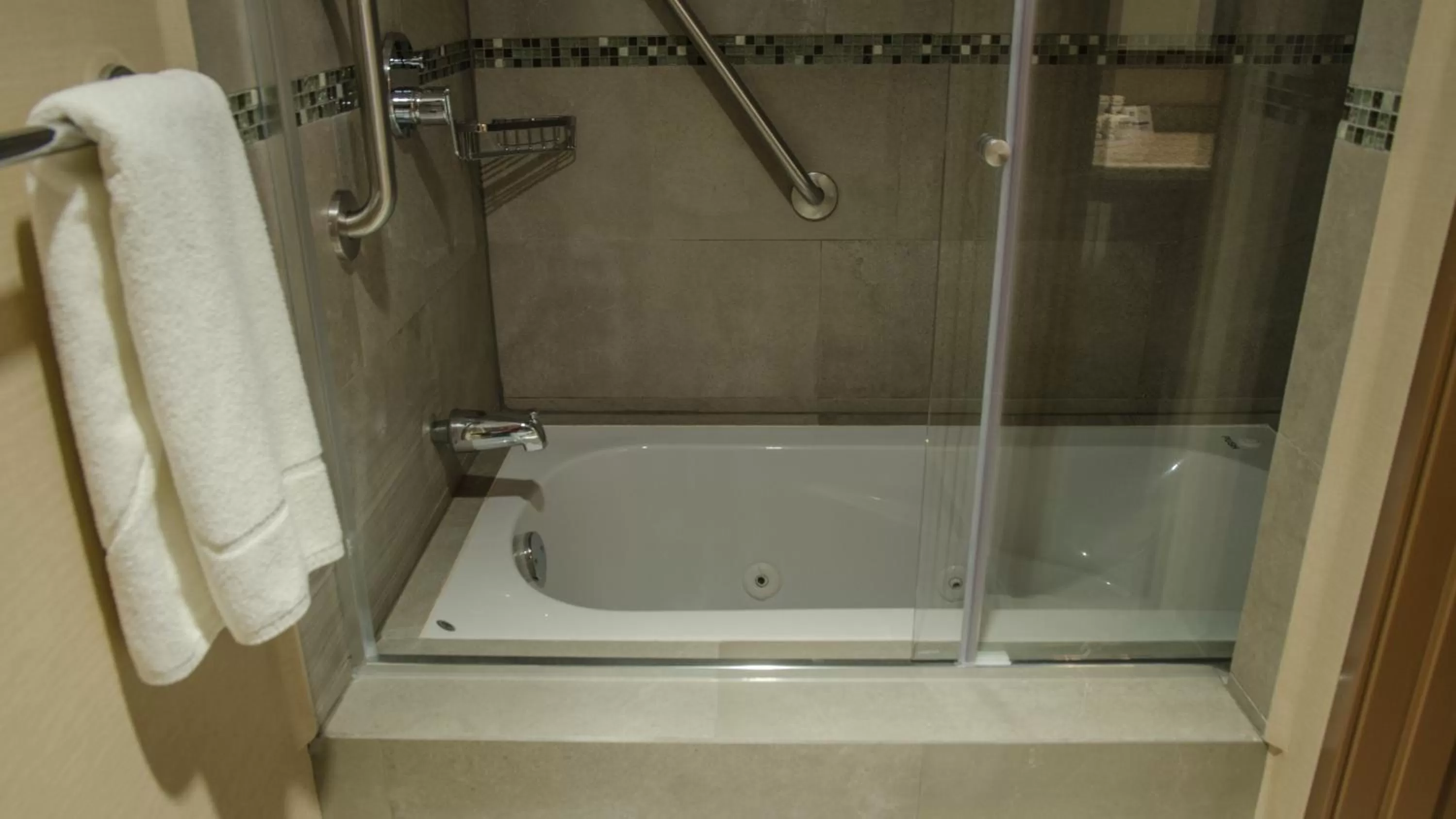 Bathroom in Holiday Inn Express and Suites Celaya by IHG