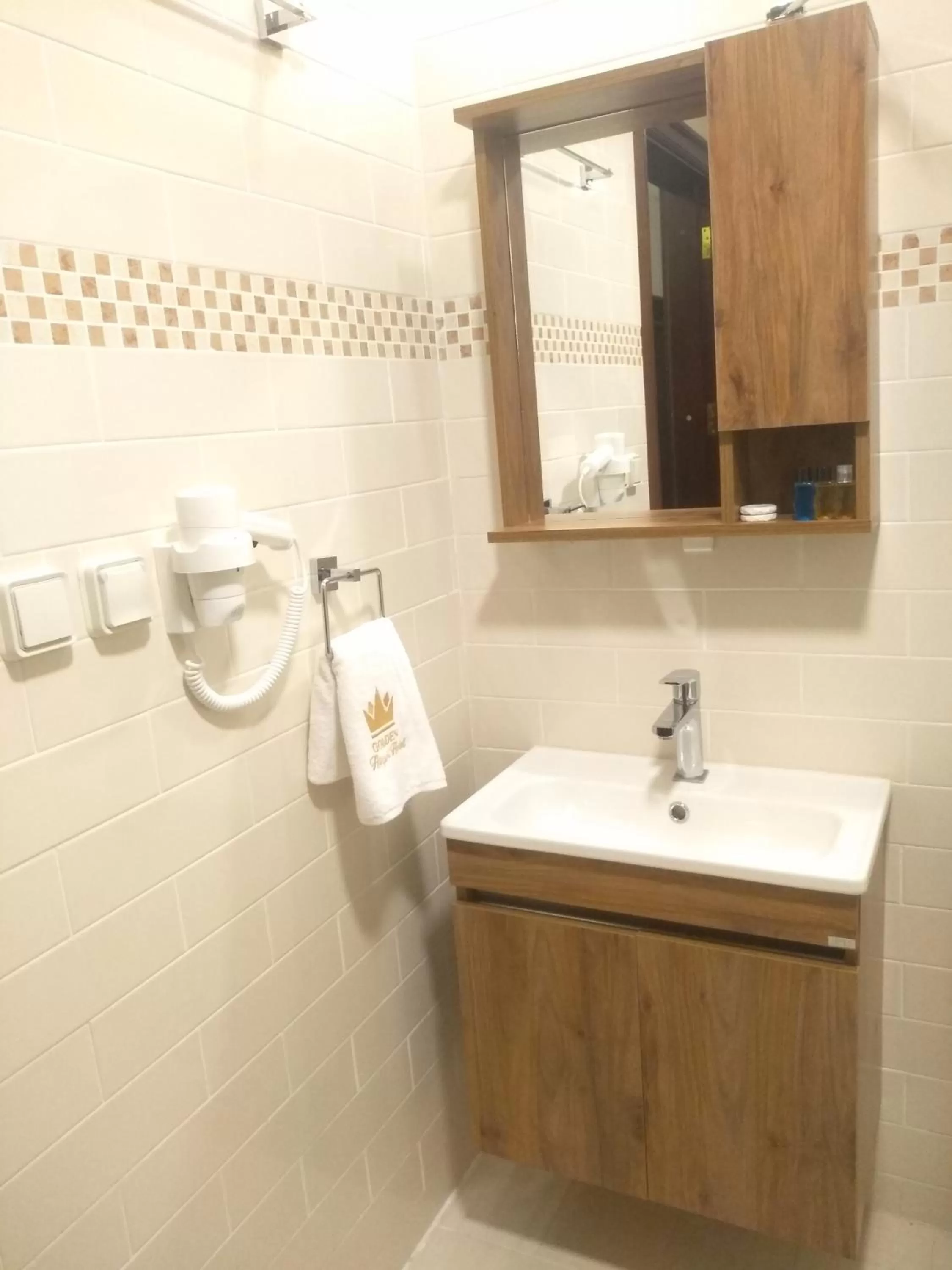 Bathroom in Golden Airport Hotel