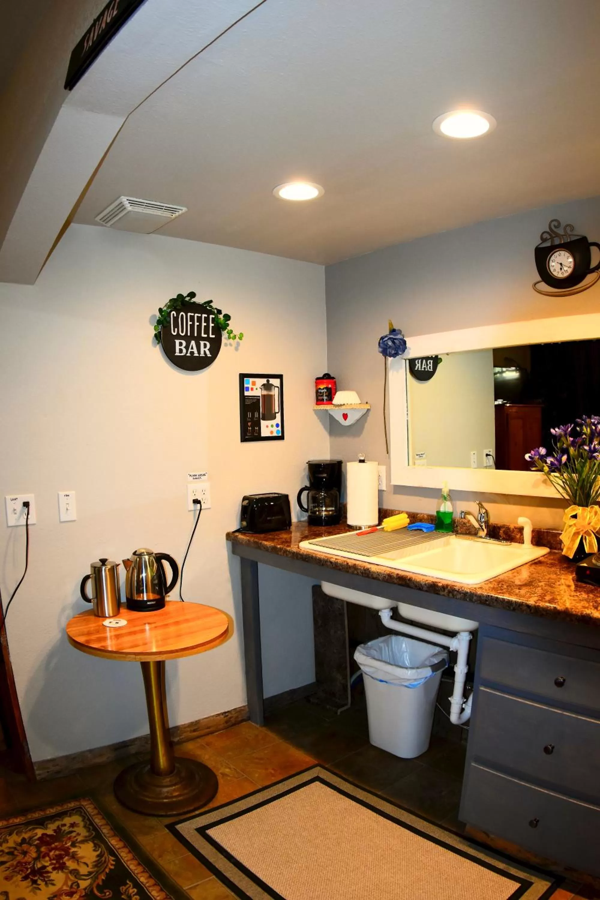 Kitchen/Kitchenette in Salmon River Inn