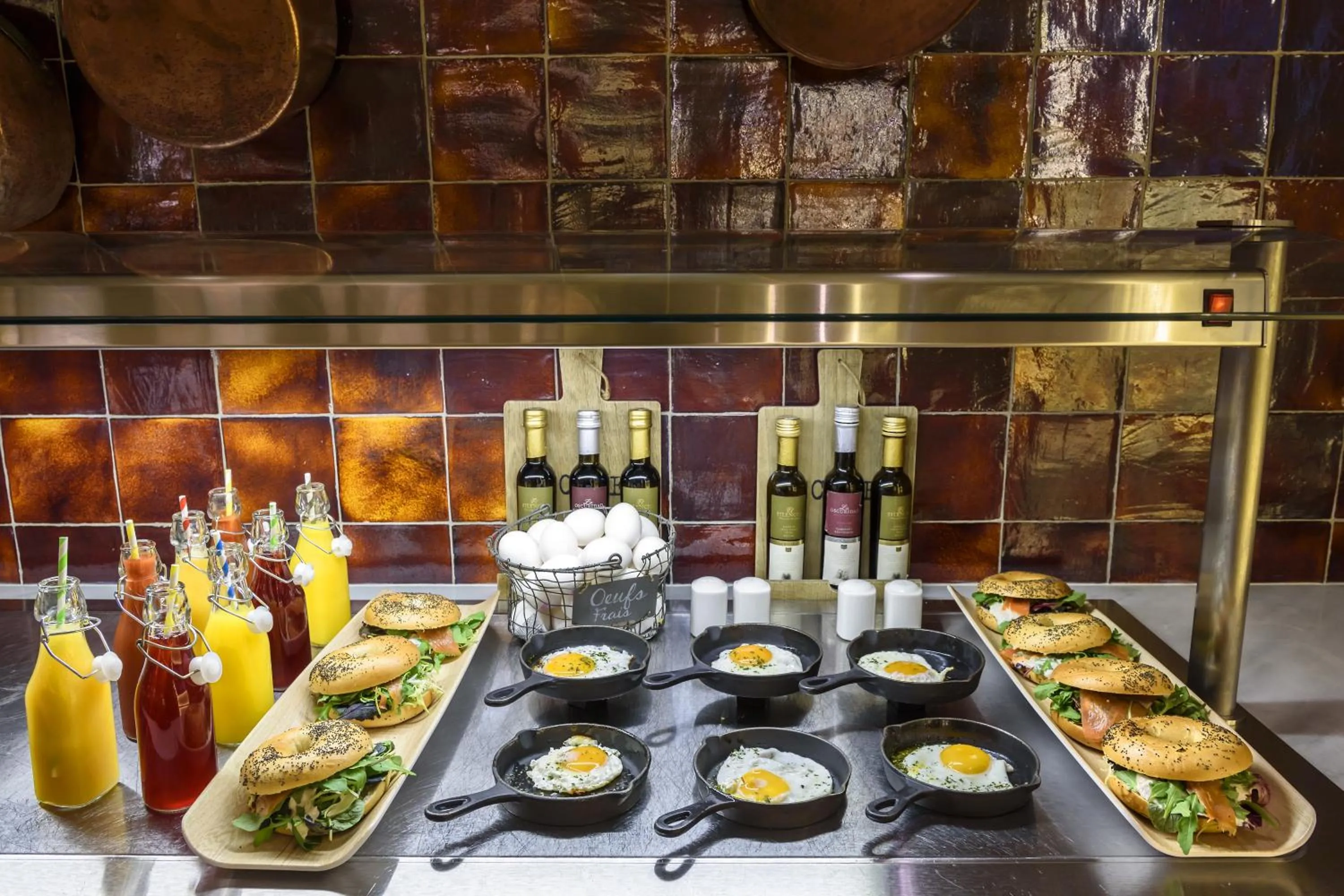 Restaurant/places to eat in Boutique Hotel H10 Villa de la Reina