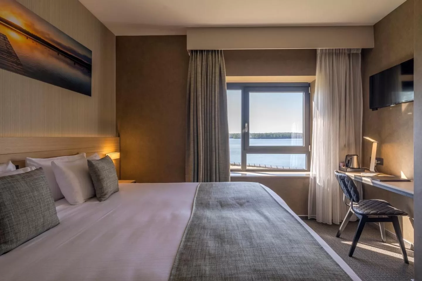 Photo of the whole room, Bed in Golden Lakes Hotel