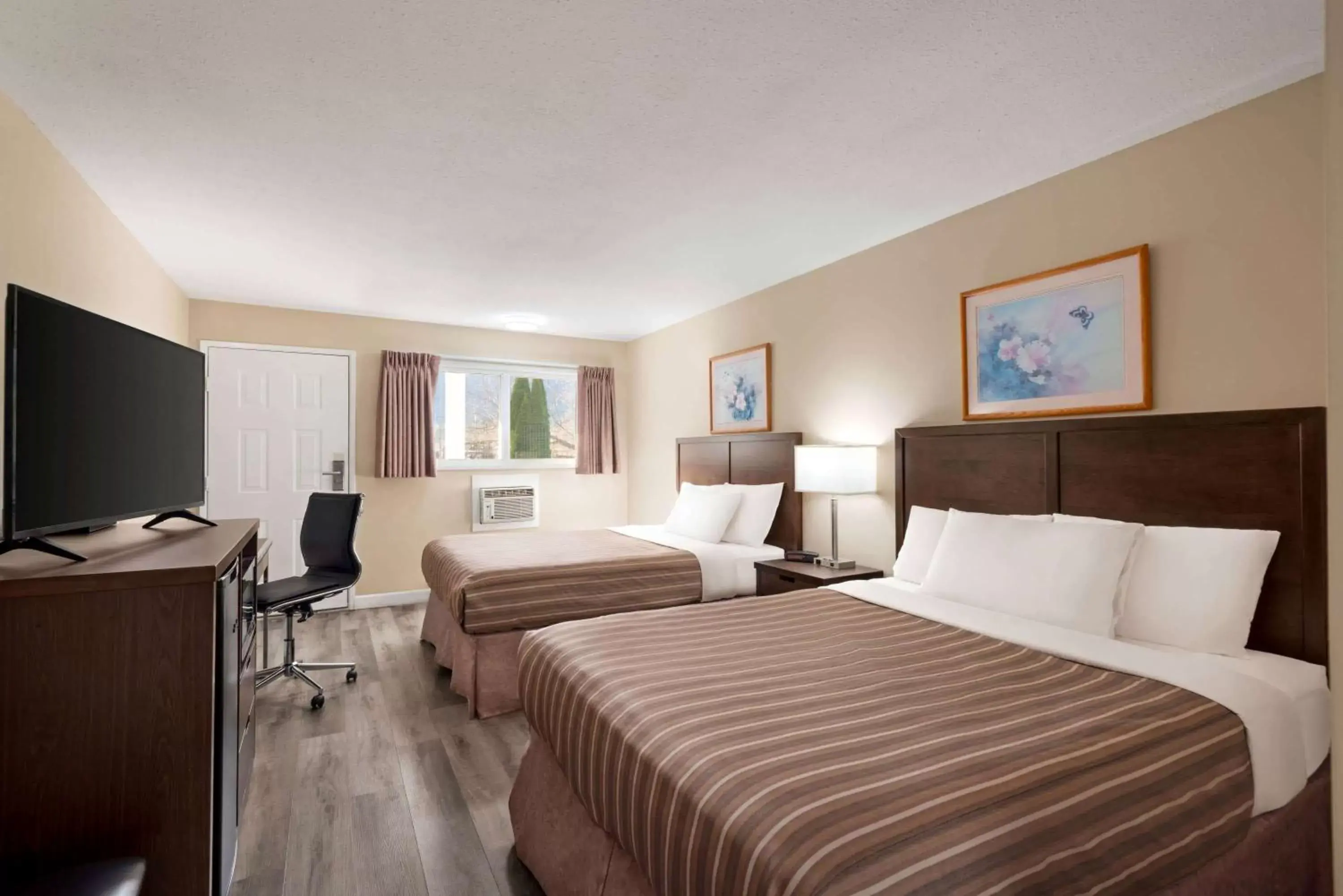 Queen Room with Two Queen Beds - Pet Friendly/Non-Smoking in Travelodge by Wyndham Salmon Arm BC Queen Room with Two Queen Beds - Pet Friendly/Non-Smoking in Travelodge by Wyndham Salmon Arm BC