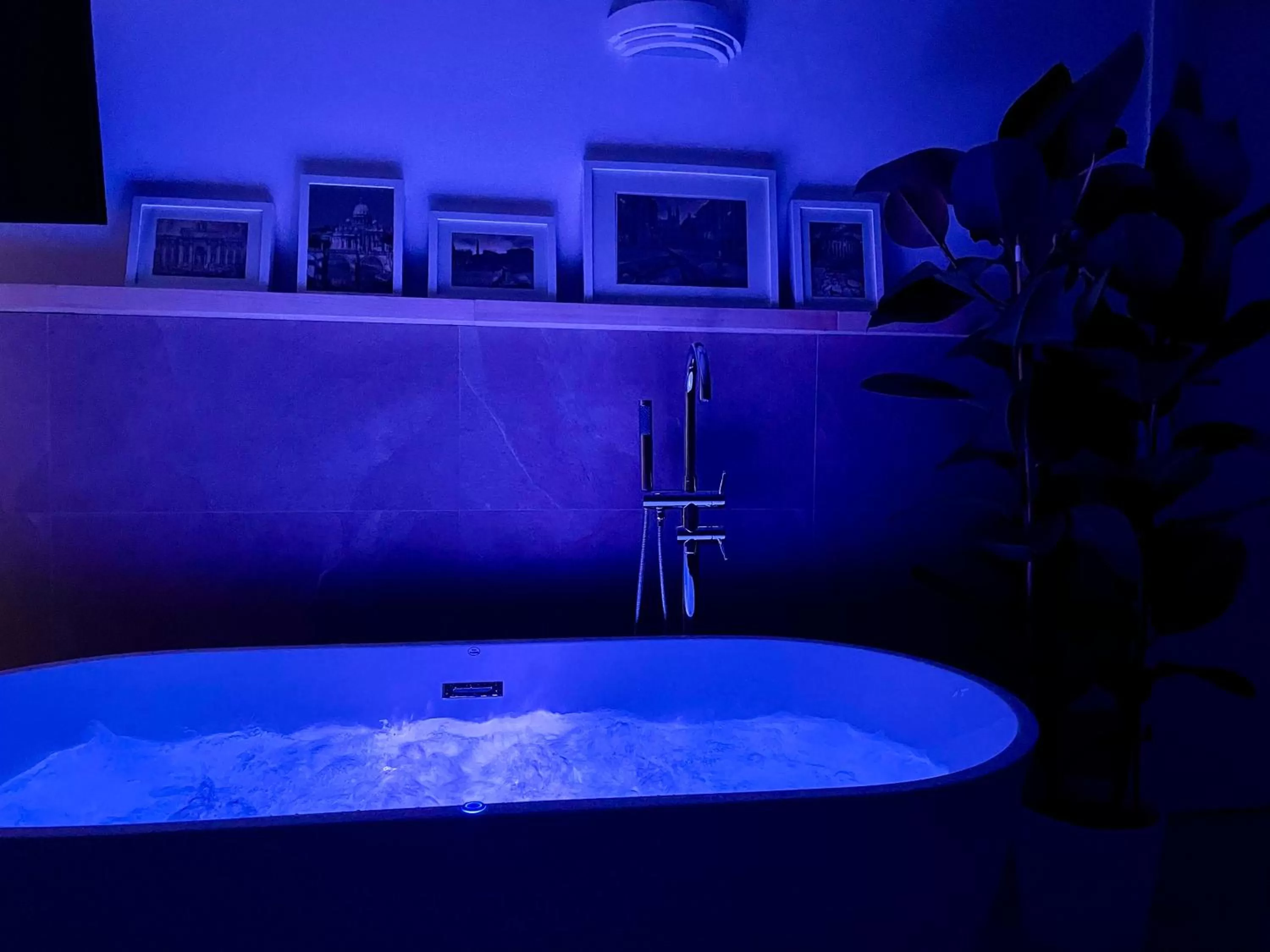 Hot Tub in Le Coq Suites