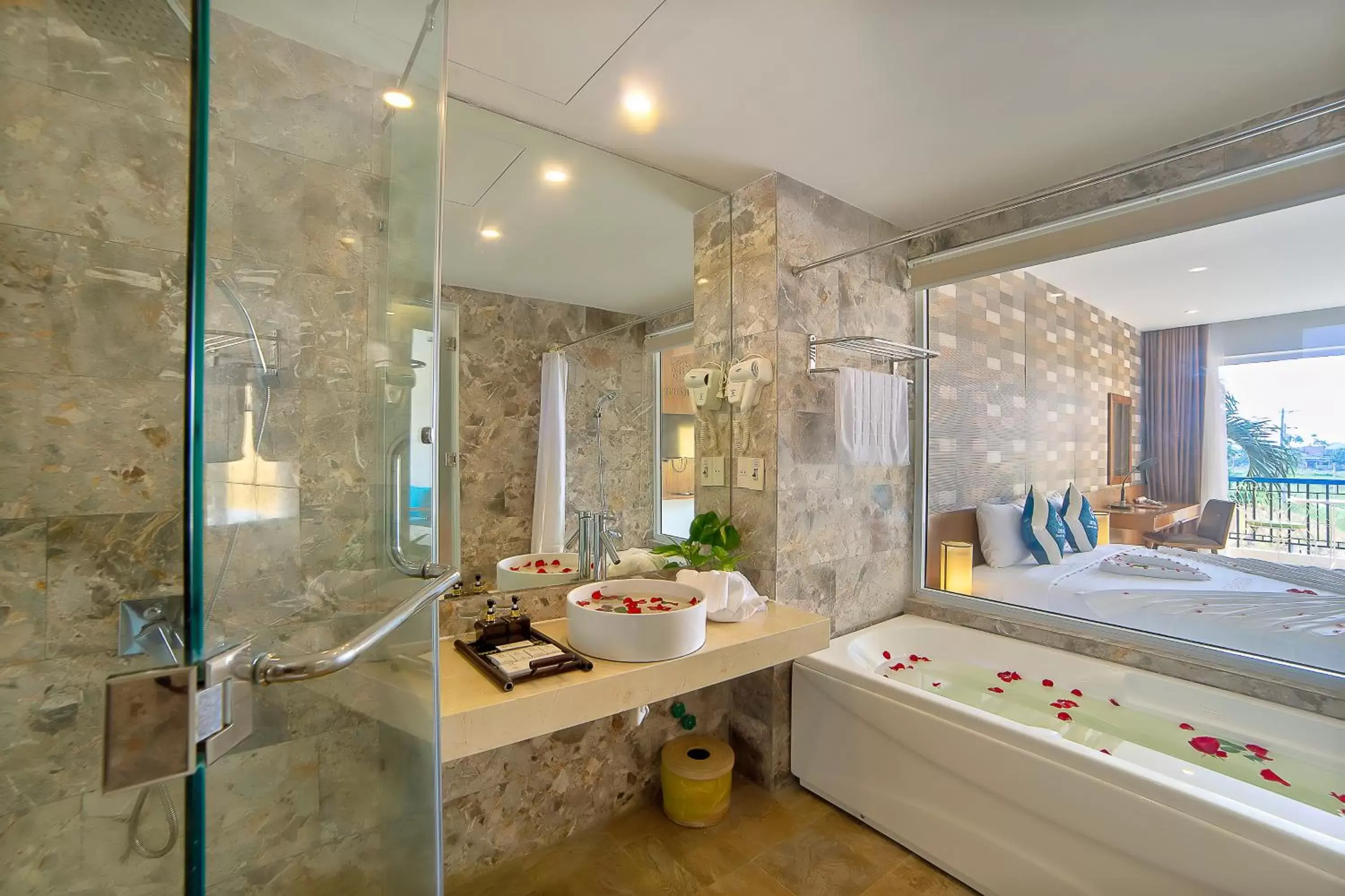 Deluxe Twin Room in Hoi An Aurora Riverside Hotel and Spa Deluxe Twin Room in Hoi An Aurora Riverside Hotel and Spa