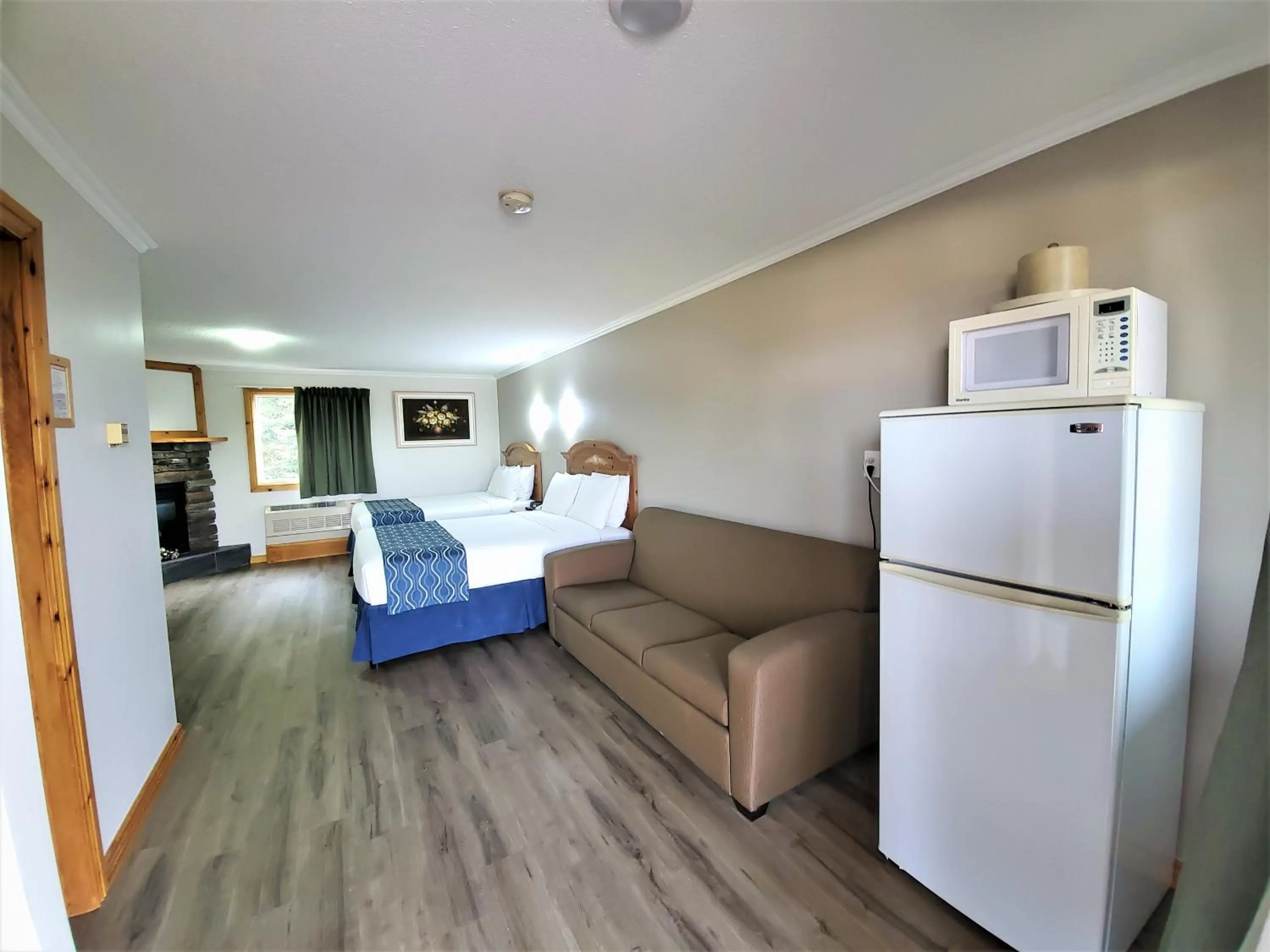 Living room in Knights Inn Colonial Fireside Inn